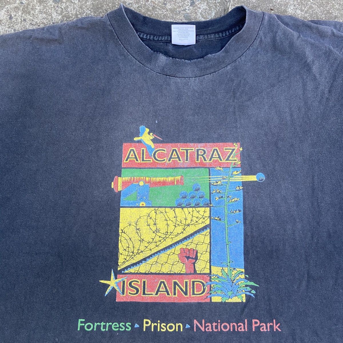 Vintage 1990 ALCATRAZ ISLAND VINTAGE SUNFADED DISTRESSED TEE - № 363 Size US XXL / EU 58 / 5 - 2 Thumbnail