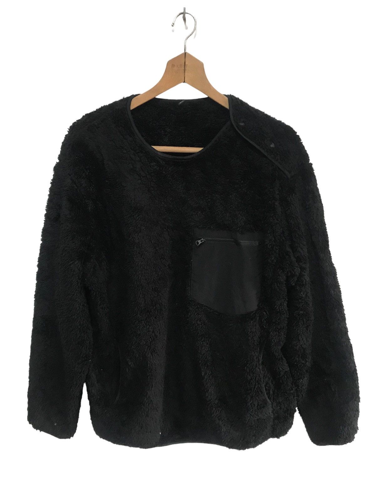 Uniqlo fleece shoulder button sweater