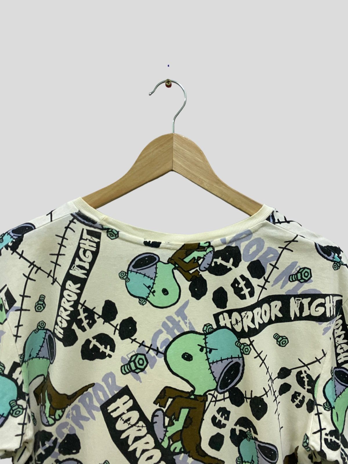 Universal Studios 💥 VINTAGE PEANUT HORROR NIGHT OVP TSHIRT Size US S / EU 44-46 / 1 - 6 Thumbnail