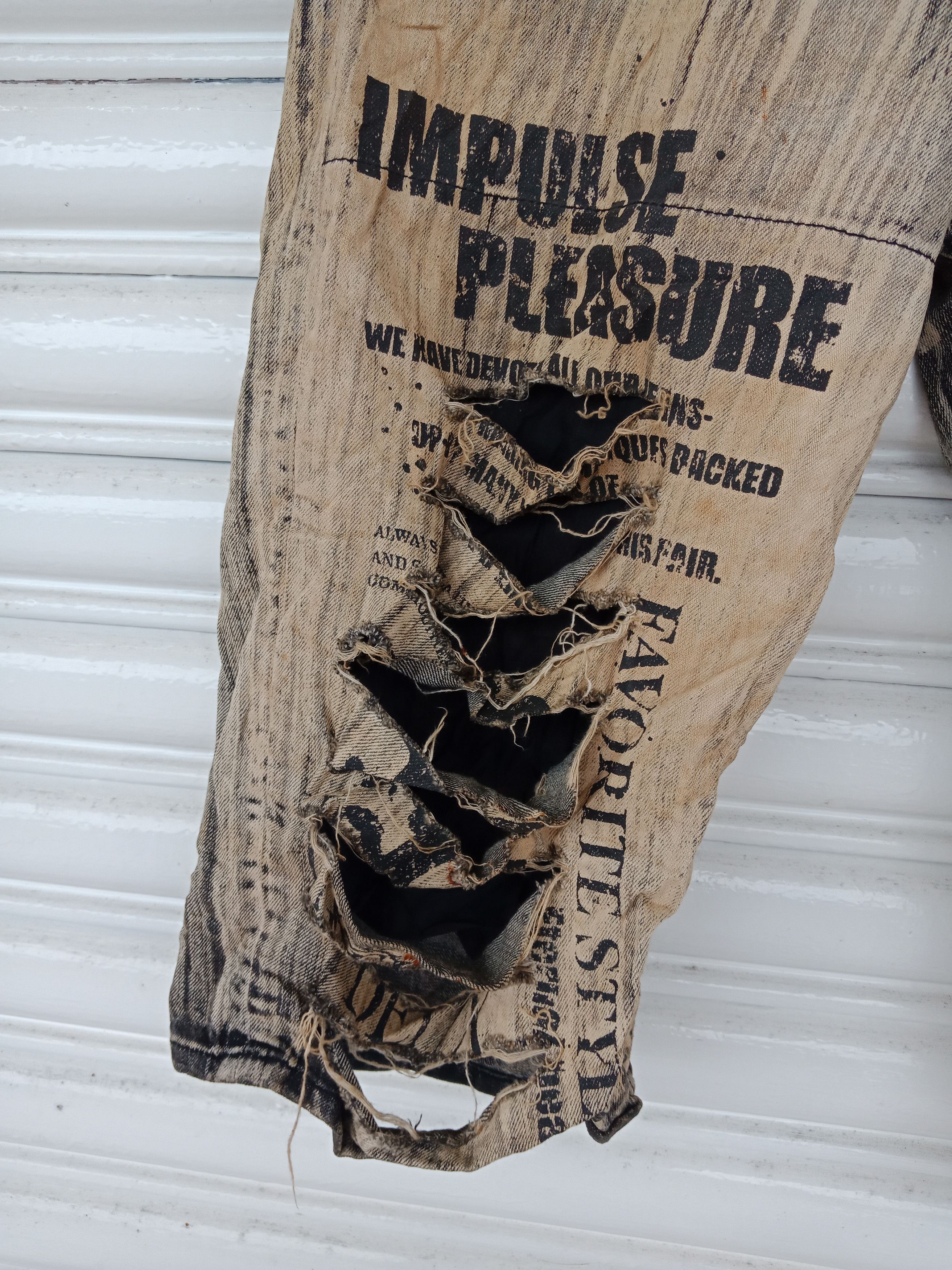 semanticdesign Impulse Pleasure Funny Devil Skull Acid Wash Distressed Size US 34 / EU 50 - 6 Thumbnail