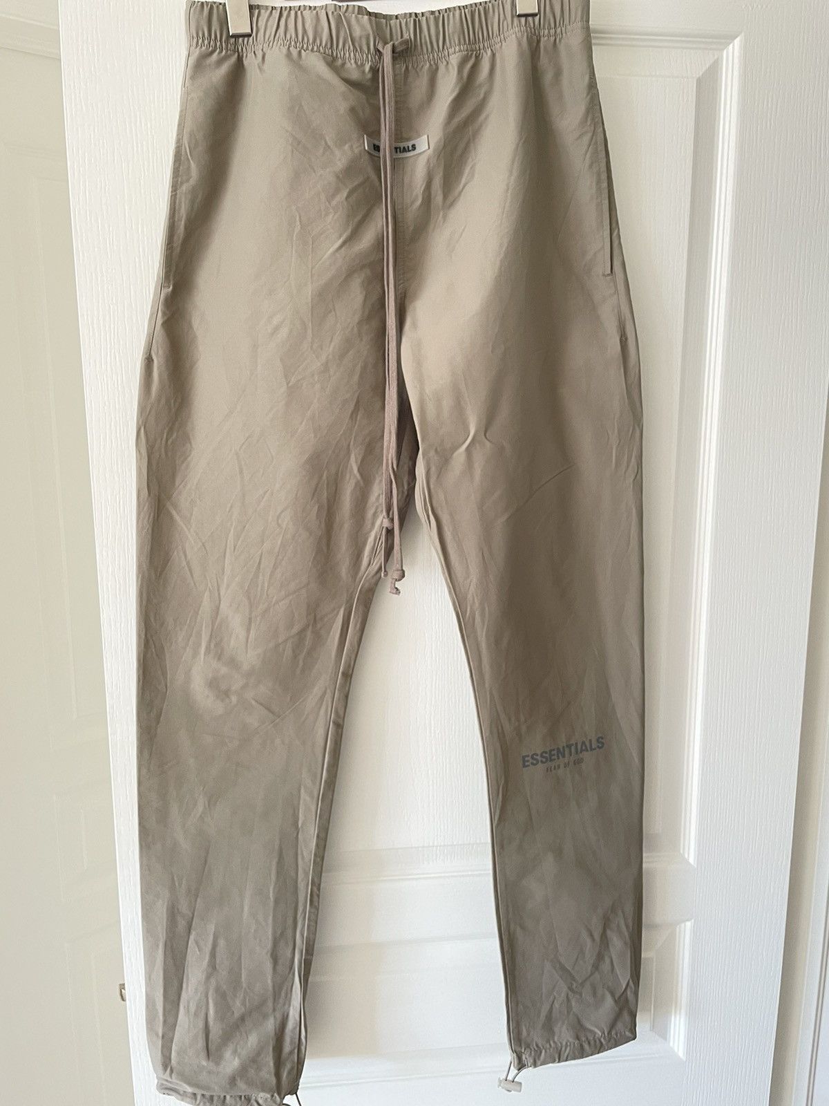 ESSENTIALS NYLON PANTS - Tanned