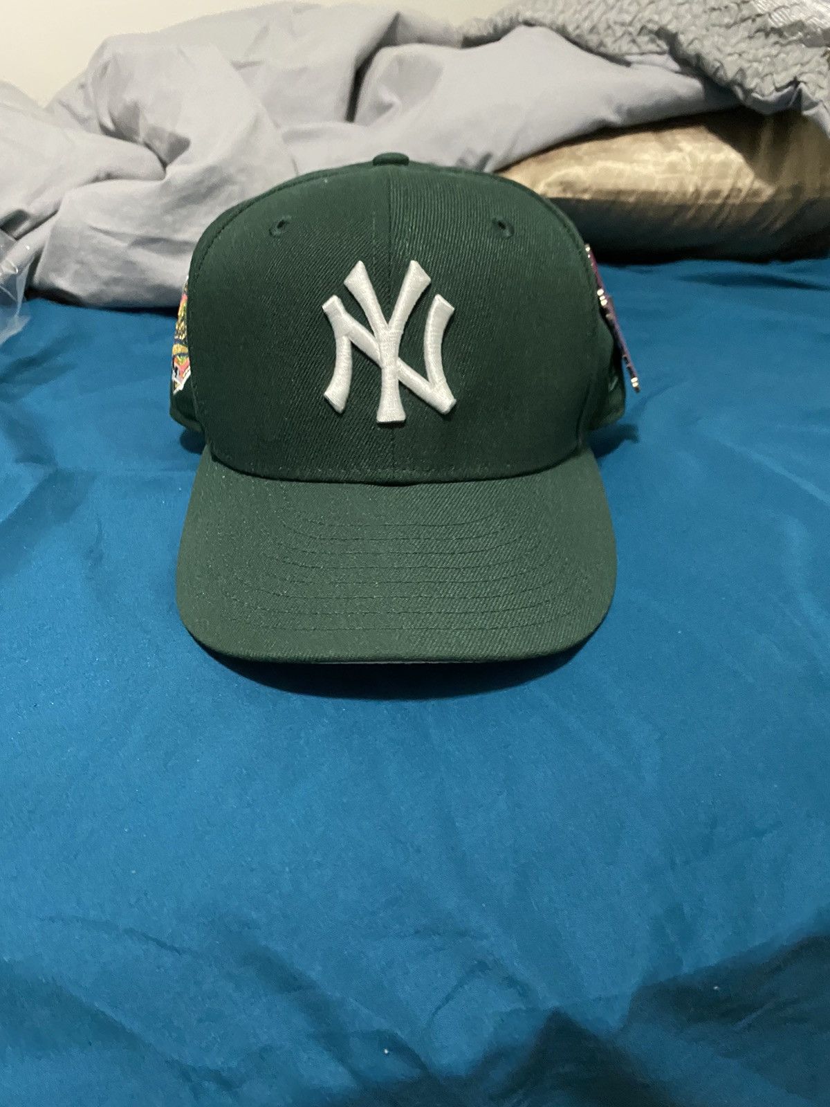 New Era Mens MLB New York Yankees 1996 World Series 59FIFTY Fitted Hat 70652347 Walnut, Dark Green Undervisor 7 1/8