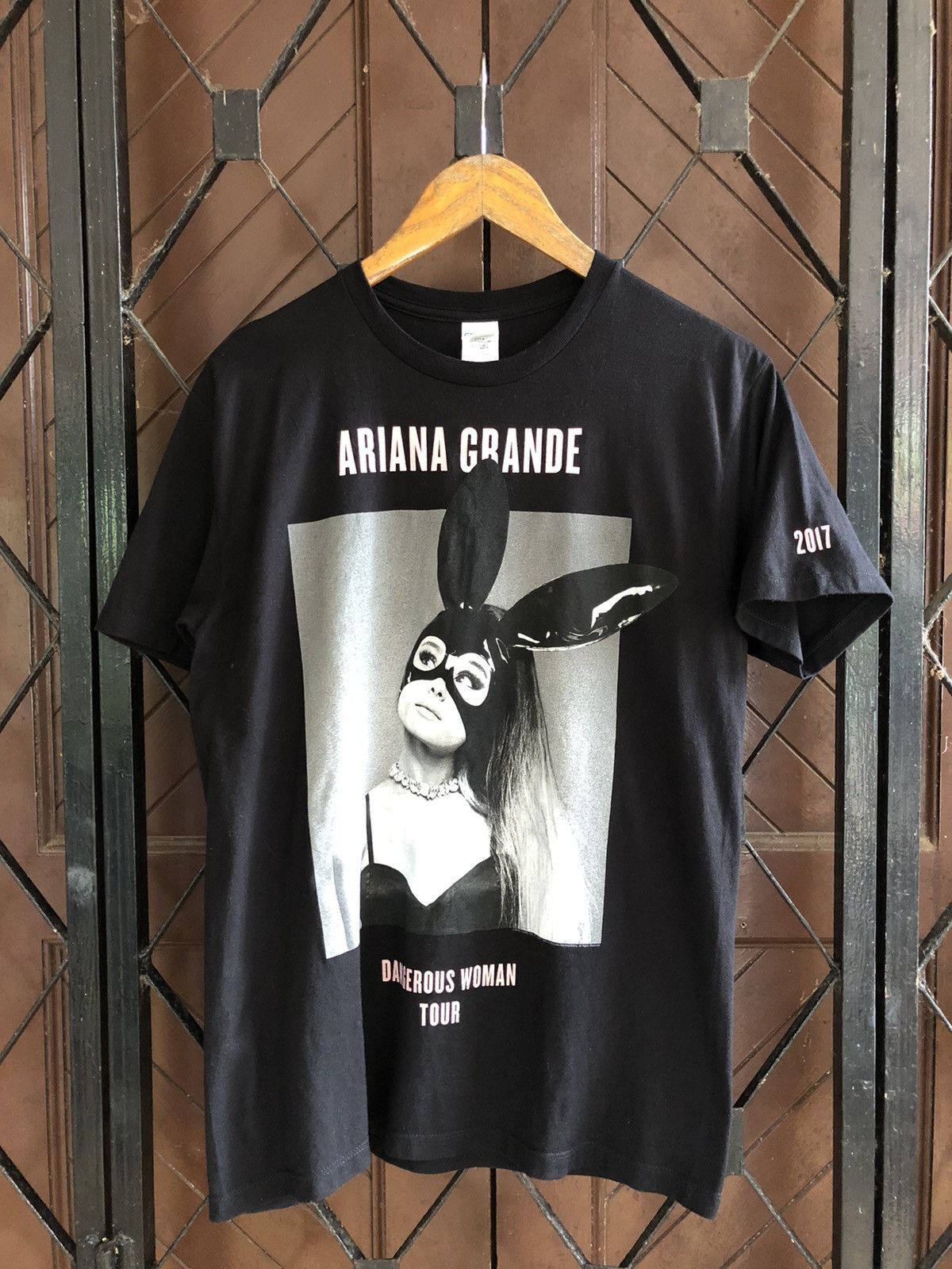 Band Tees Ariana Grande Dangerous Woman Tour 2017 T Shirt Size US M / EU 48-50 / 2 - 1 Thumbnail