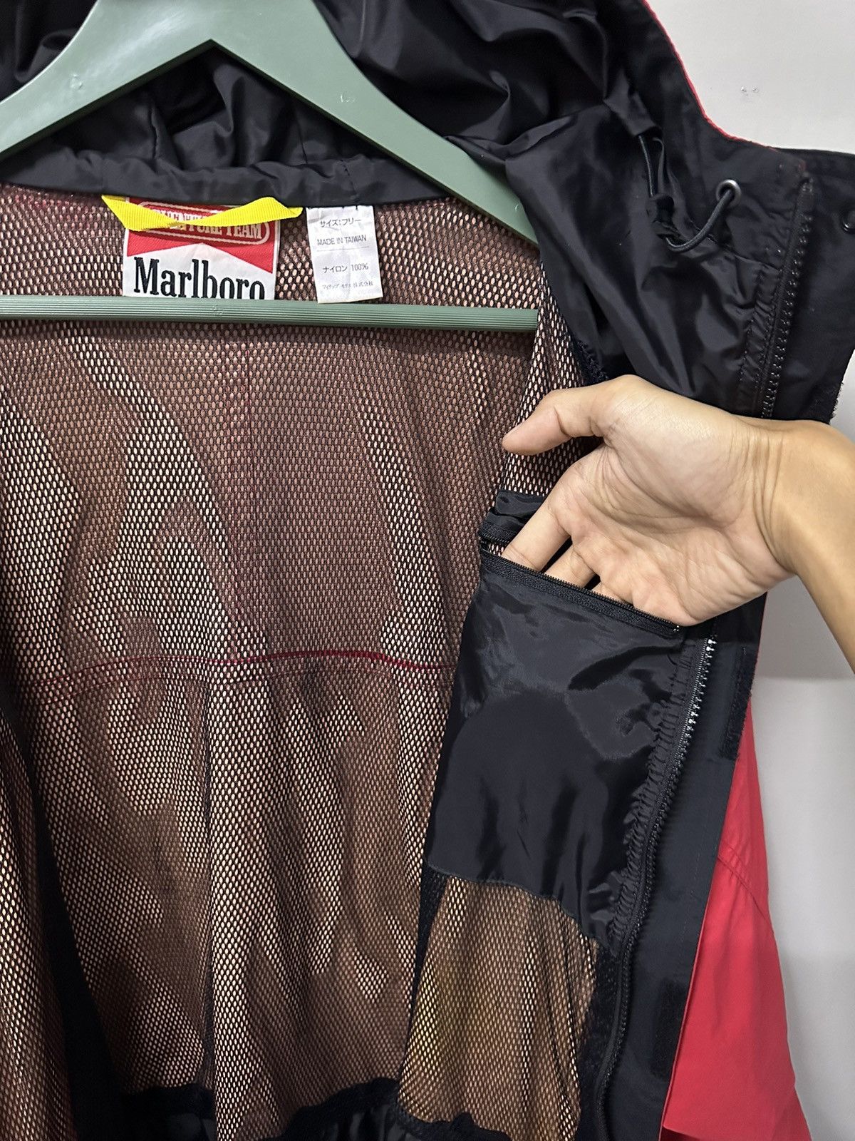Vintage MARLBORO ADVENTURE TEAM Multipocket Hoodie Jacket