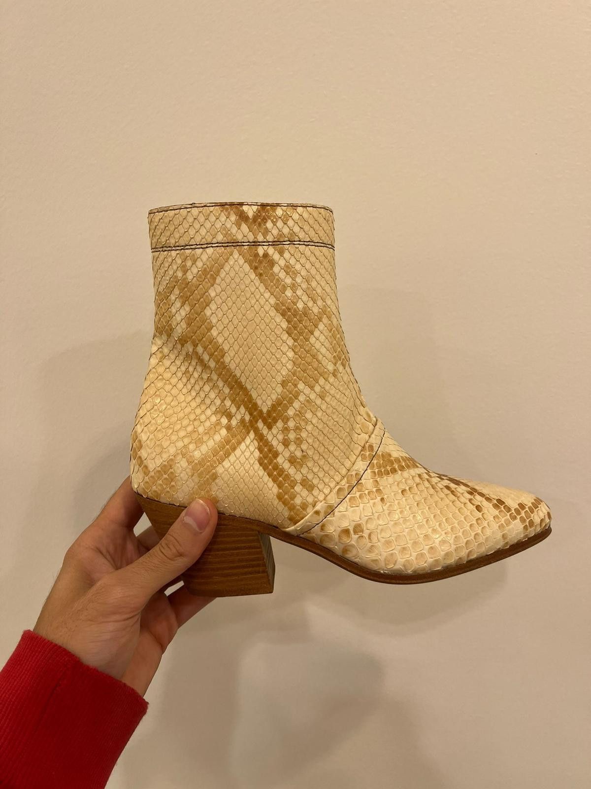 Women Boot FW20 in Beige