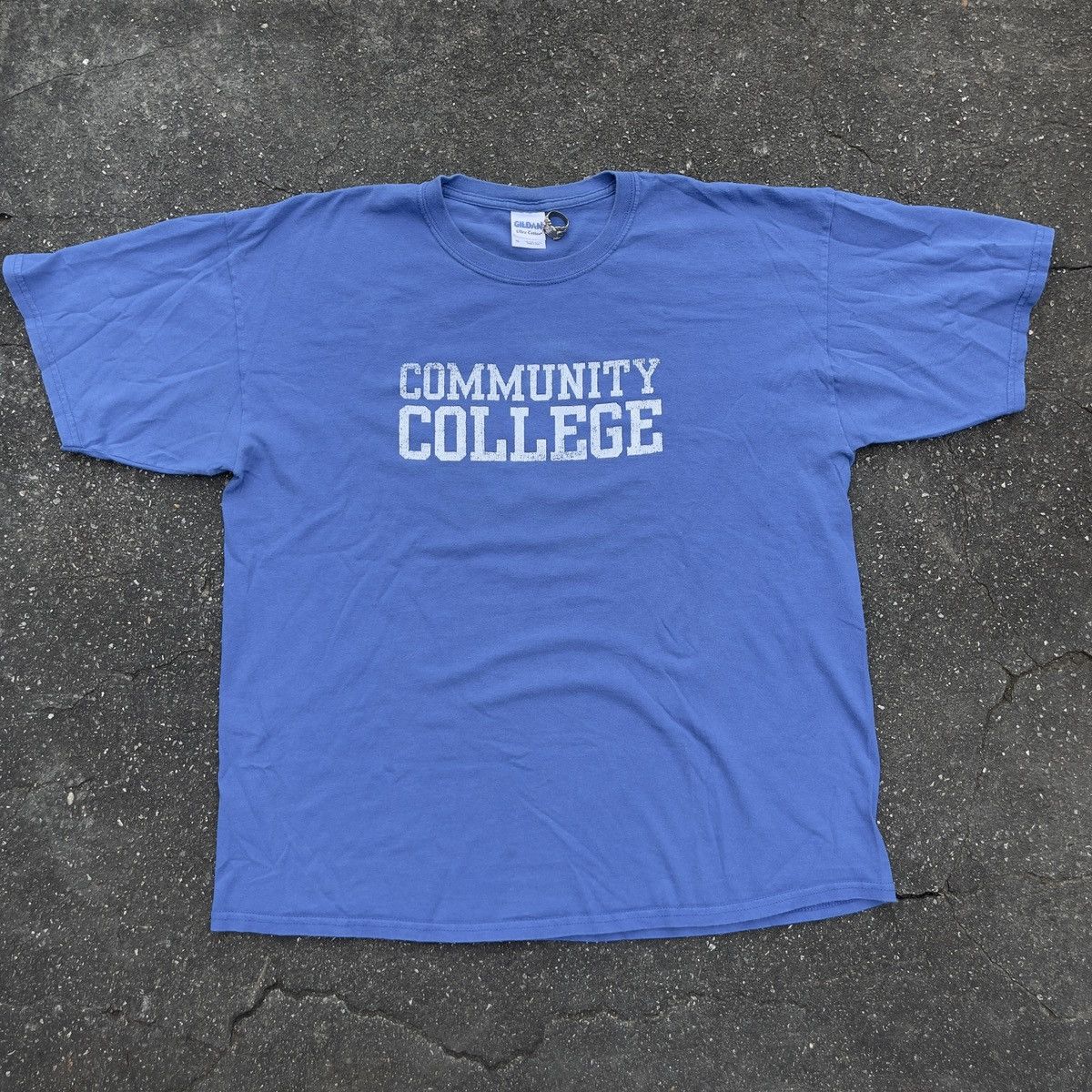 Gildan Vintage COMMUNITY COLLEGE Gildan Ultra Cotton shirt Size US XL / EU 56 / 4 - 1 Thumbnail