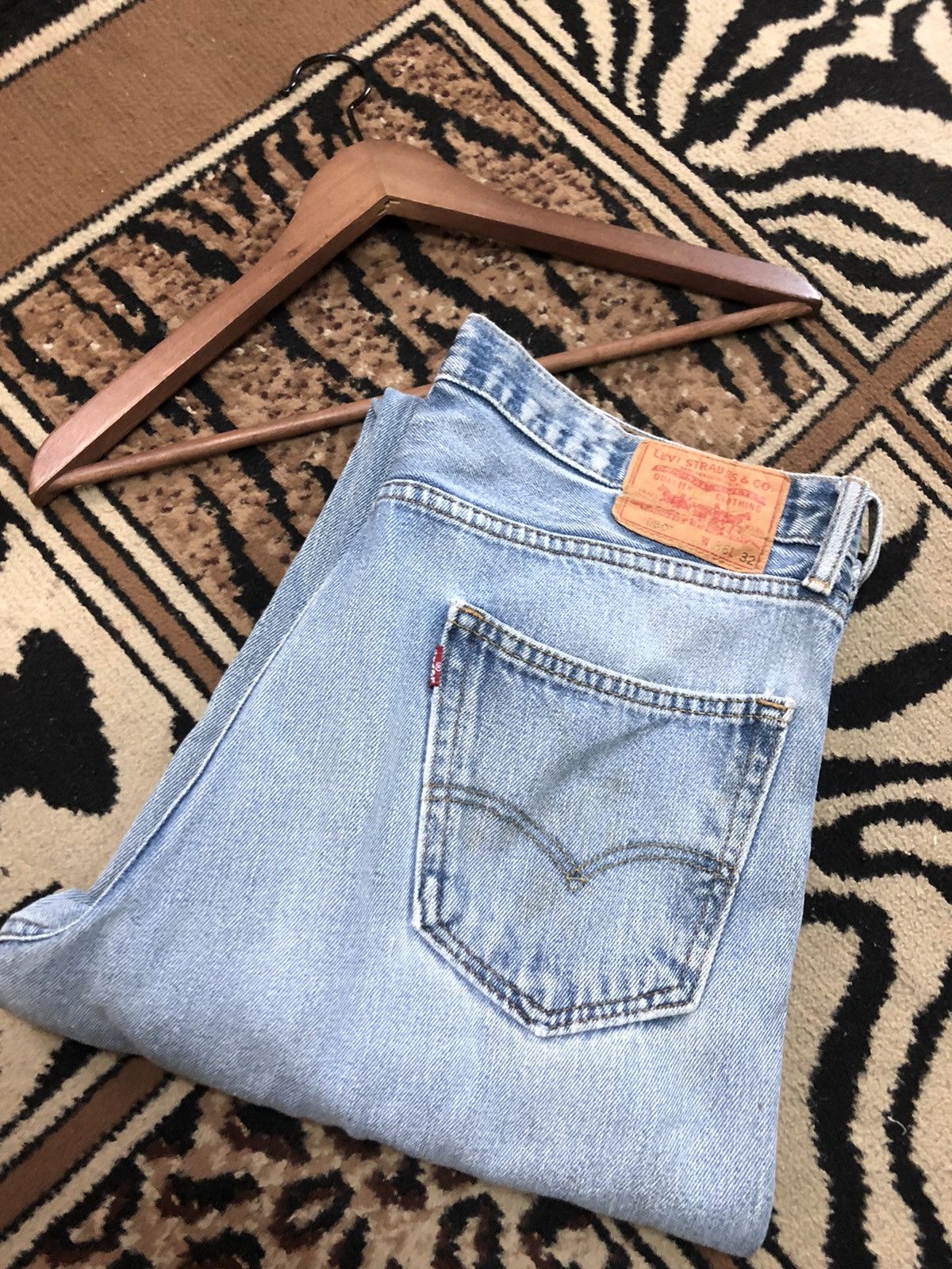 Levi's × Vintage VINTAGE 90s LEVIS 550 BLUE WASH DISTRESSED DENIM Size US 35 - 1 Thumbnail
