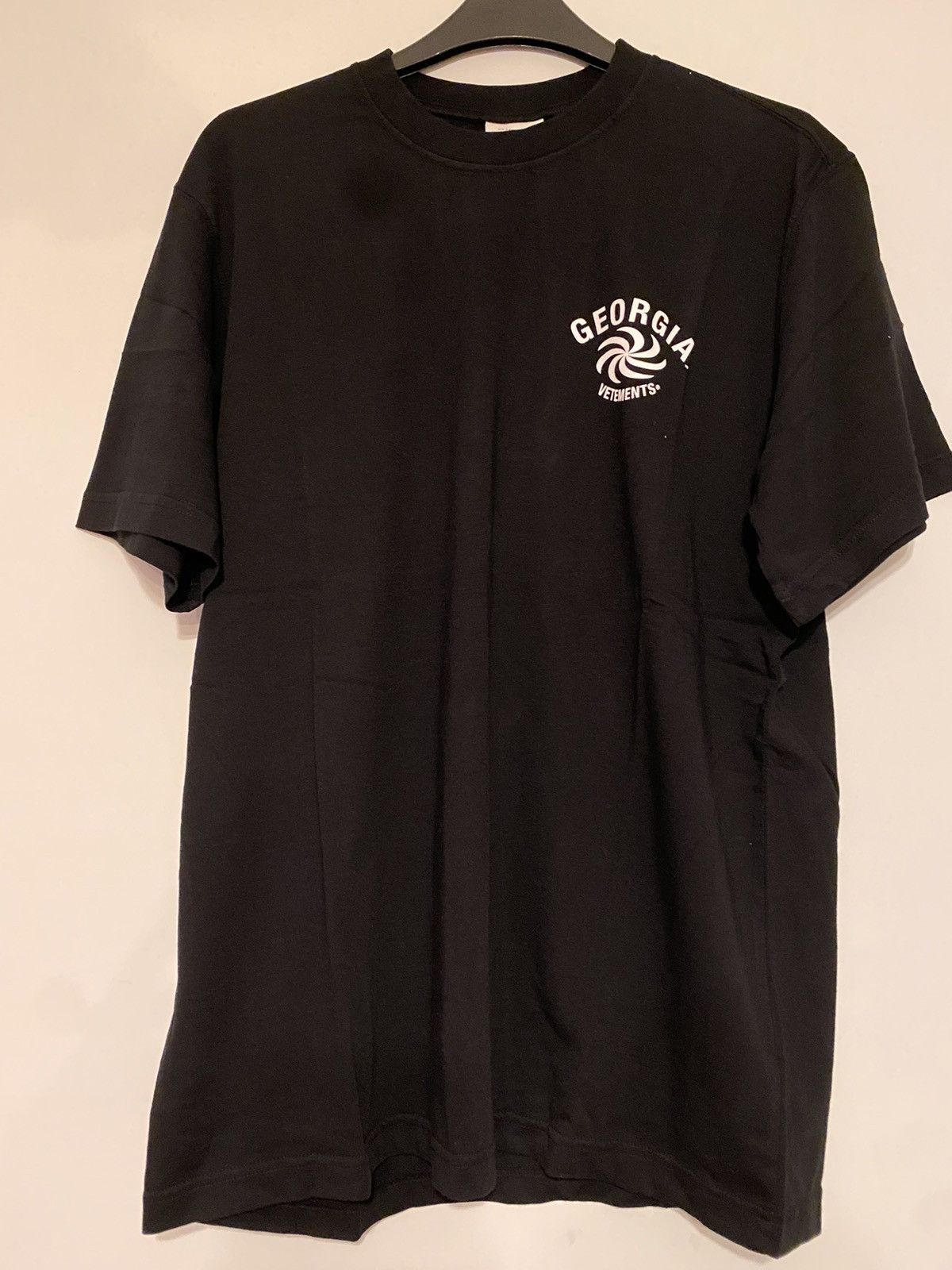 トップス VETEMENTS Car Hotline Tee VETEMENTS Car Hotline Tee in Black | FWRD