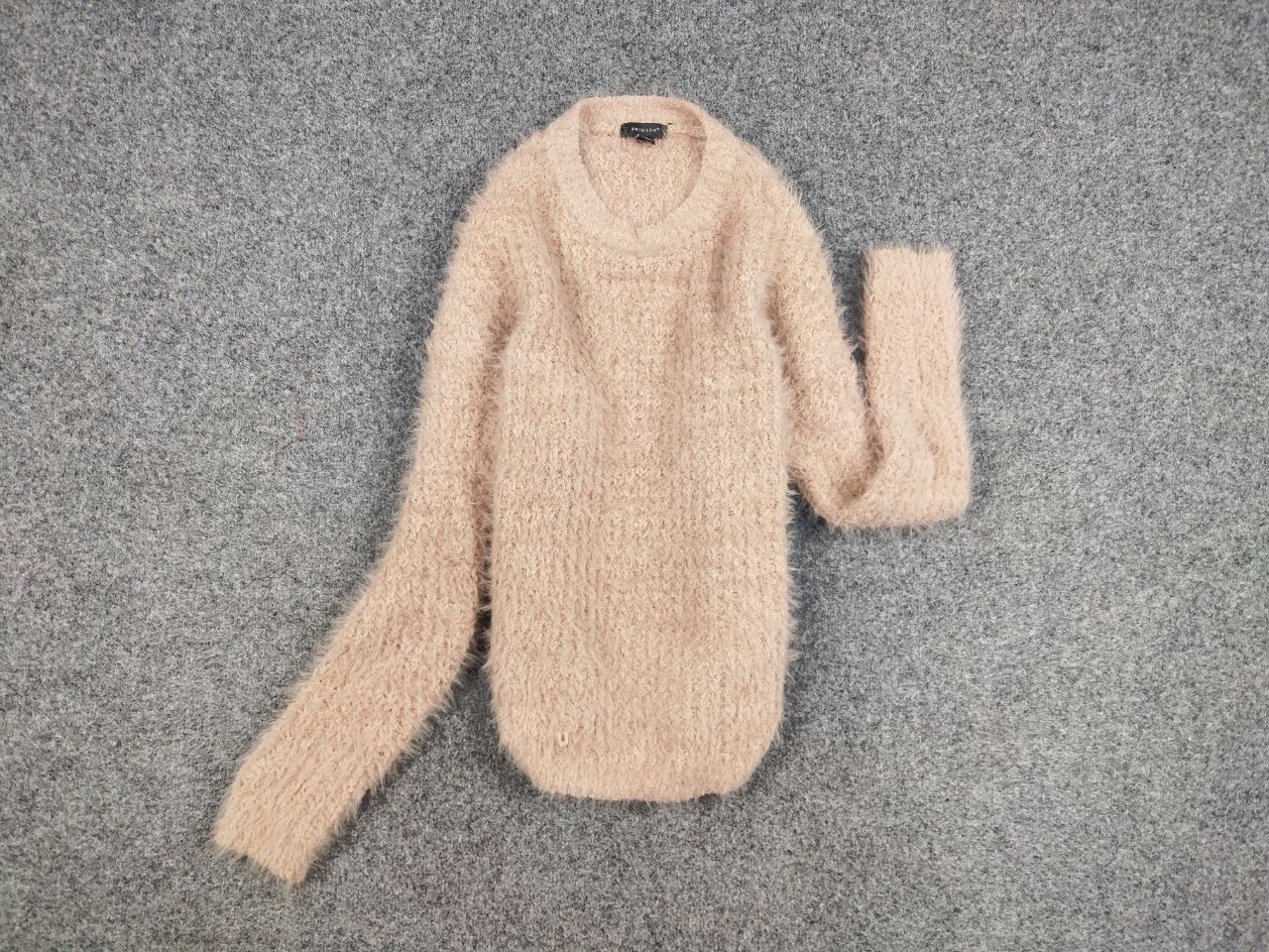Japanese Brand Vintage Japanese Beige Mohair Style Fuzzy Crewneck Sweater Size US S / EU 44-46 / 1 - 15 Thumbnail