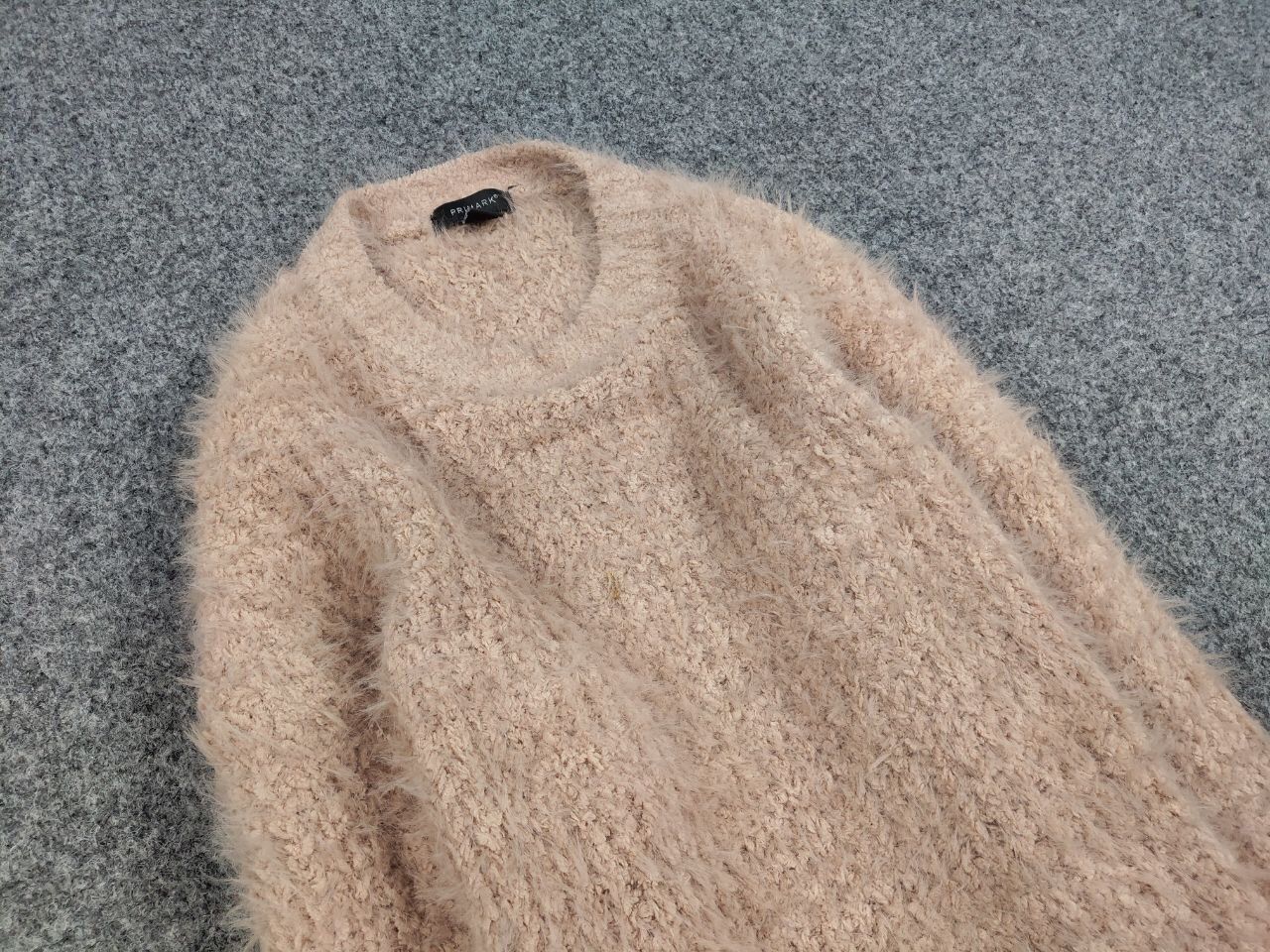 Japanese Brand Vintage Japanese Beige Mohair Style Fuzzy Crewneck Sweater Size US S / EU 44-46 / 1 - 12 Thumbnail