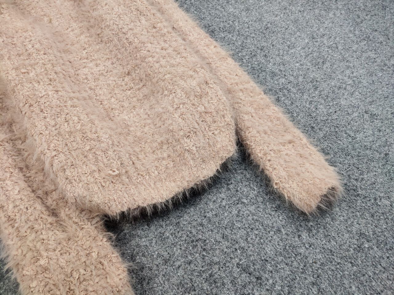 Japanese Brand Vintage Japanese Beige Mohair Style Fuzzy Crewneck Sweater Size US S / EU 44-46 / 1 - 13 Thumbnail