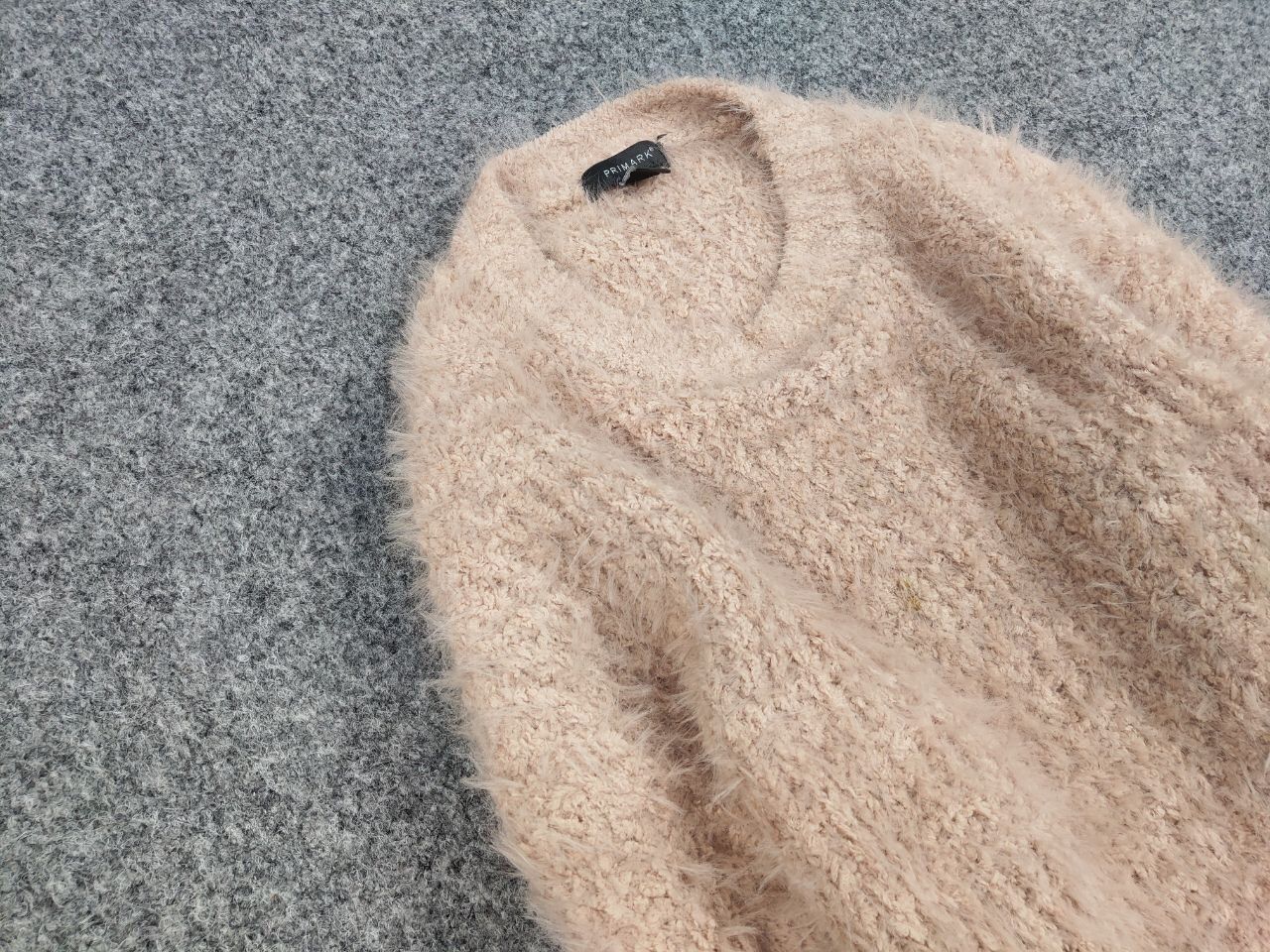 Japanese Brand Vintage Japanese Beige Mohair Style Fuzzy Crewneck Sweater Size US S / EU 44-46 / 1 - 7 Thumbnail