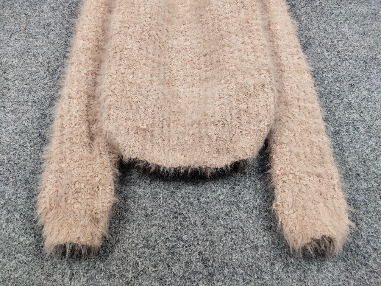 Japanese Brand Vintage Japanese Beige Mohair Style Fuzzy Crewneck Sweater Size US S / EU 44-46 / 1 - 9 Thumbnail