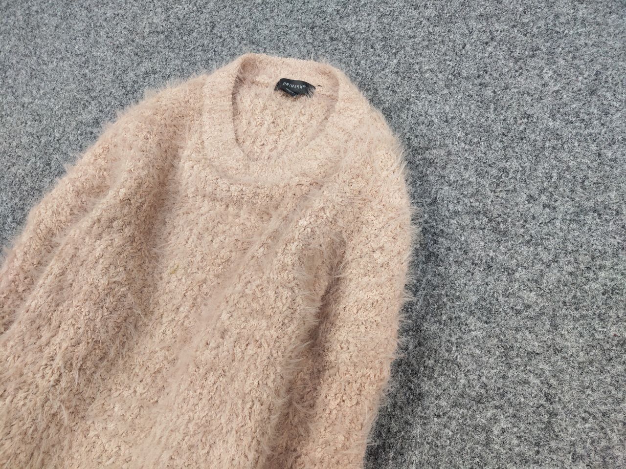 Japanese Brand Vintage Japanese Beige Mohair Style Fuzzy Crewneck Sweater Size US S / EU 44-46 / 1 - 4 Thumbnail