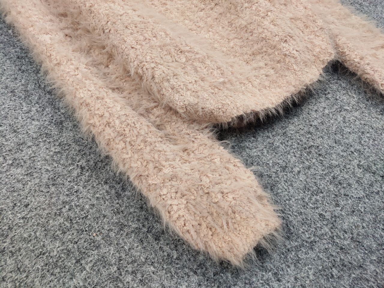 Japanese Brand Vintage Japanese Beige Mohair Style Fuzzy Crewneck Sweater Size US S / EU 44-46 / 1 - 6 Thumbnail