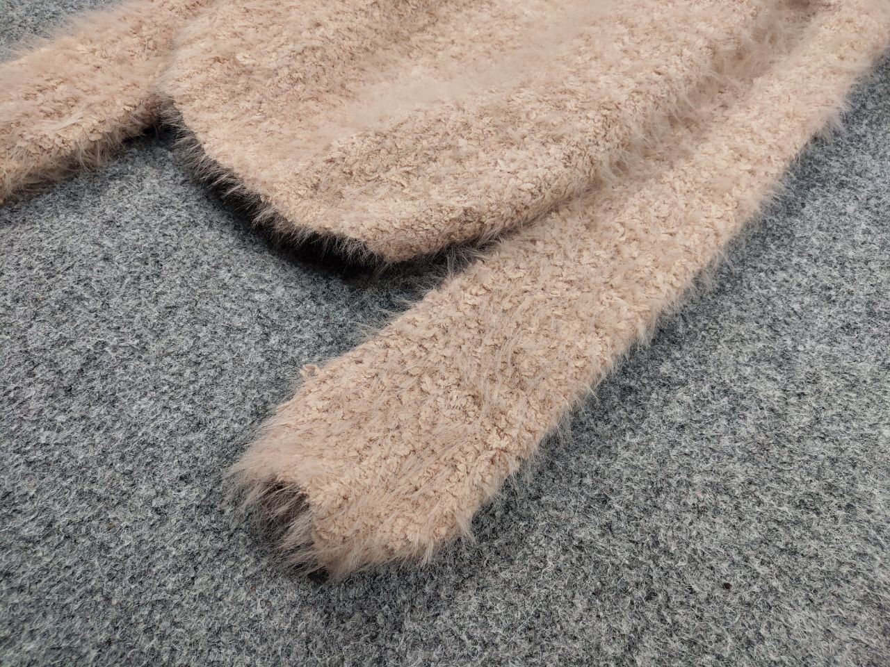 Japanese Brand Vintage Japanese Beige Mohair Style Fuzzy Crewneck Sweater Size US S / EU 44-46 / 1 - 5 Thumbnail