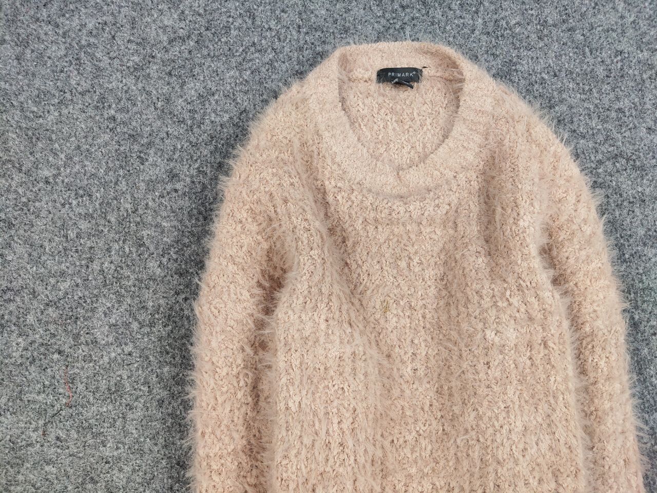 Japanese Brand Vintage Japanese Beige Mohair Style Fuzzy Crewneck Sweater Size US S / EU 44-46 / 1 - 11 Thumbnail