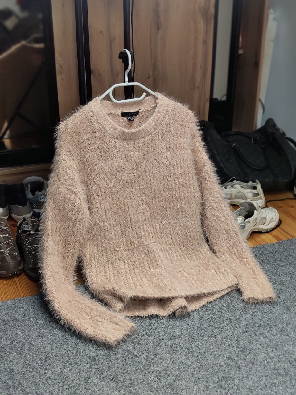Japanese Brand Vintage Japanese Beige Mohair Style Fuzzy Crewneck Sweater Size US S / EU 44-46 / 1 - 21 Thumbnail