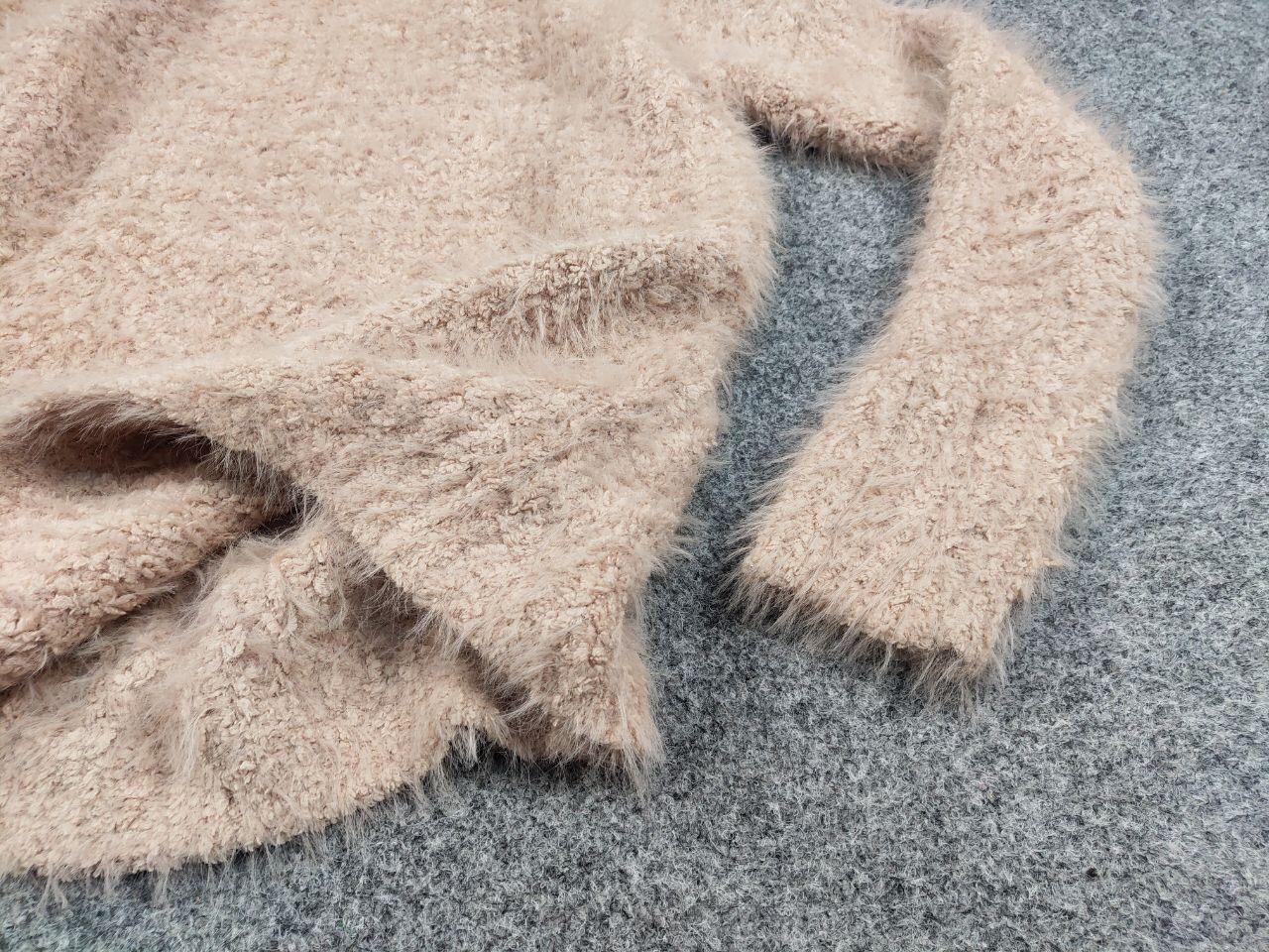Japanese Brand Vintage Japanese Beige Mohair Style Fuzzy Crewneck Sweater Size US S / EU 44-46 / 1 - 17 Thumbnail