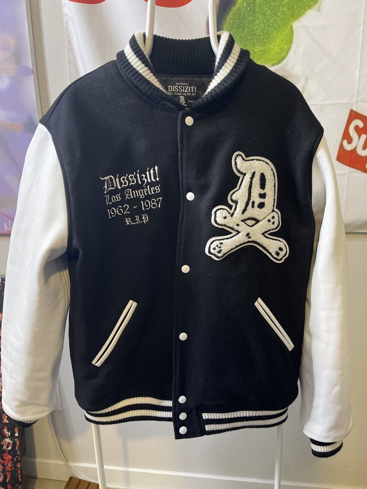 Dissizit jacket store
