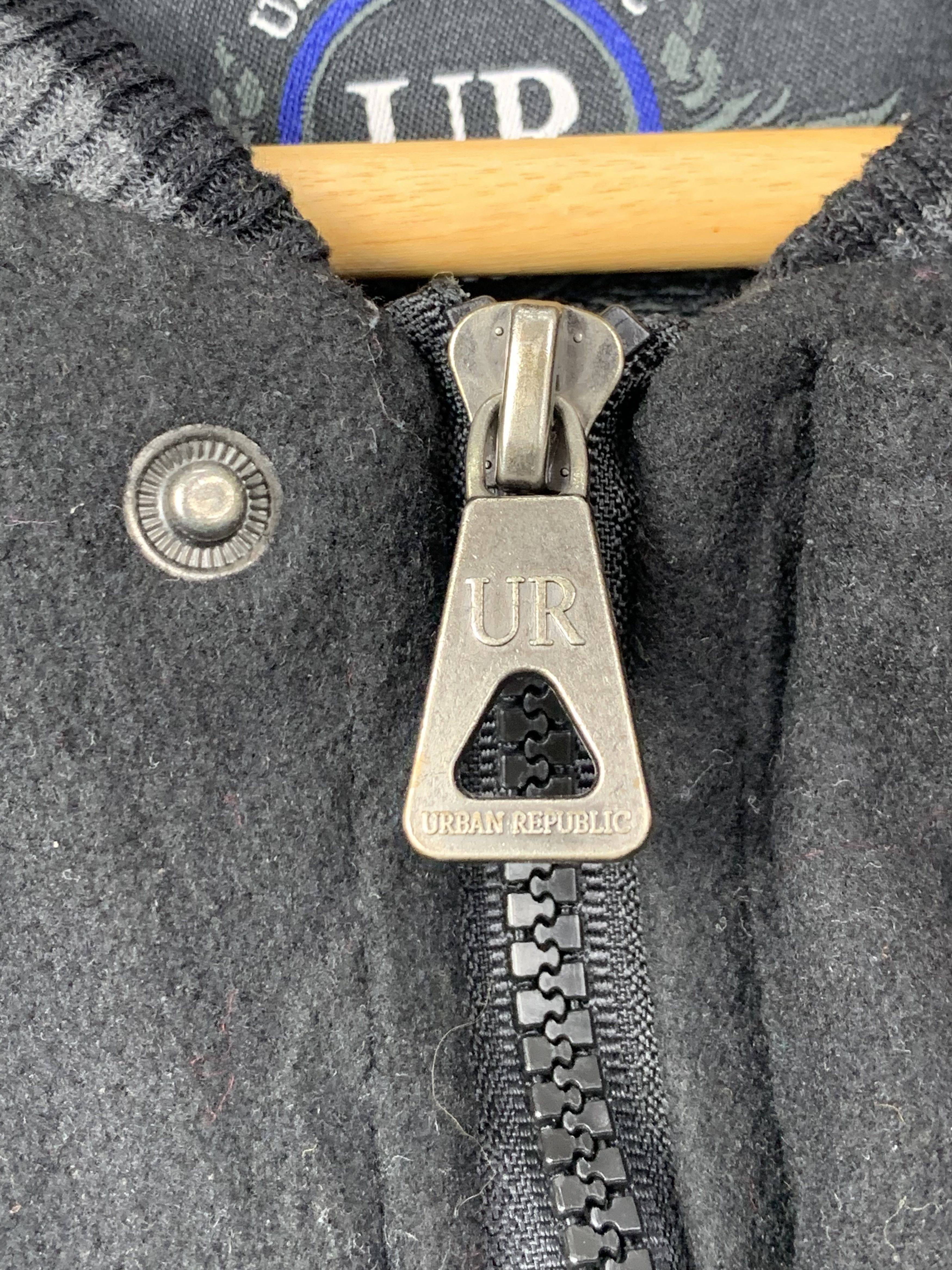 Vintage Vintage Urban Republic Hoodie Sleeve Leather Varsity V0513 Size US S / EU 44-46 / 1 - 12 Thumbnail