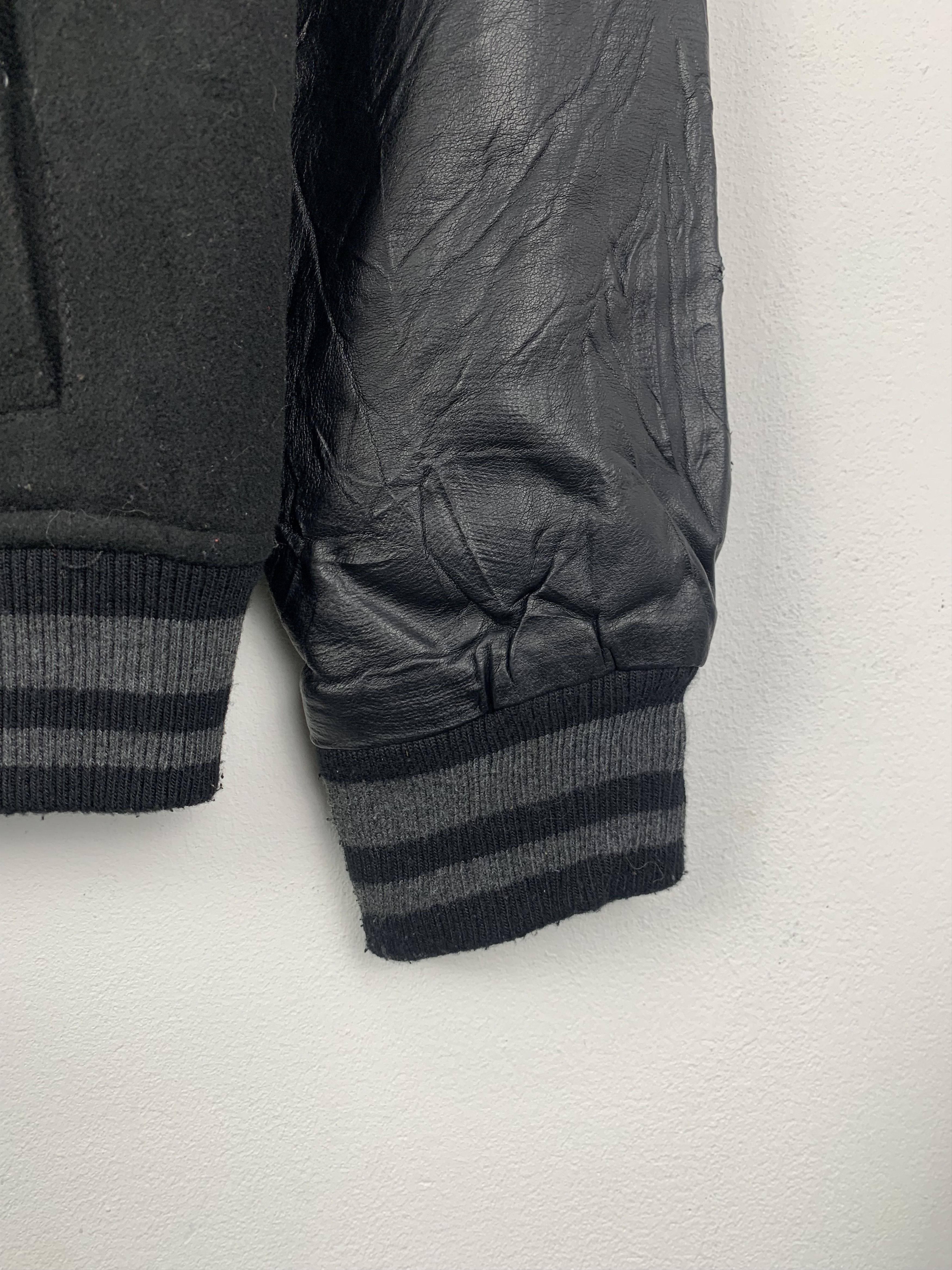Vintage Vintage Urban Republic Hoodie Sleeve Leather Varsity V0513 Size US S / EU 44-46 / 1 - 5 Thumbnail