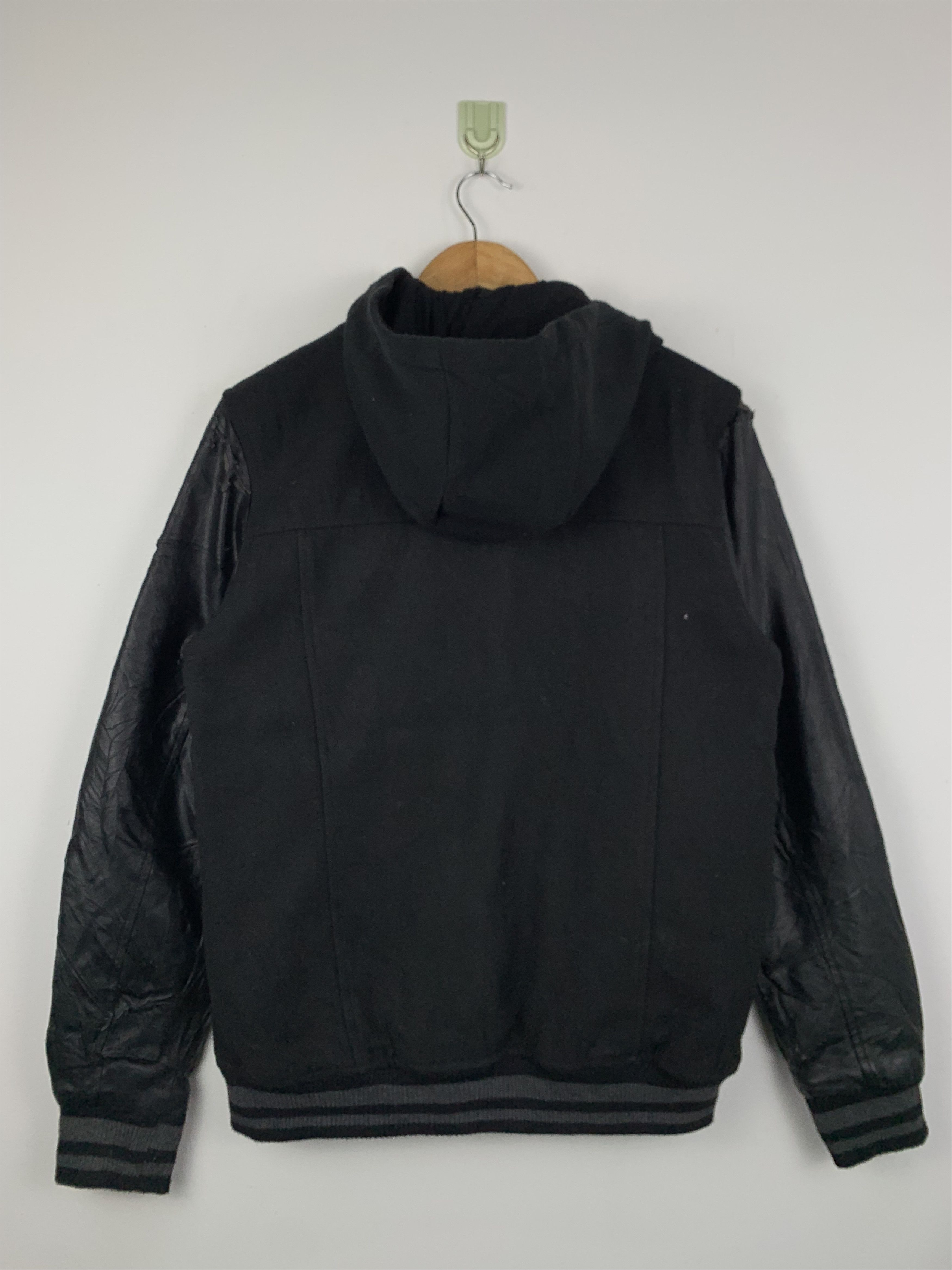 Vintage Vintage Urban Republic Hoodie Sleeve Leather Varsity V0513 Size US S / EU 44-46 / 1 - 3 Thumbnail