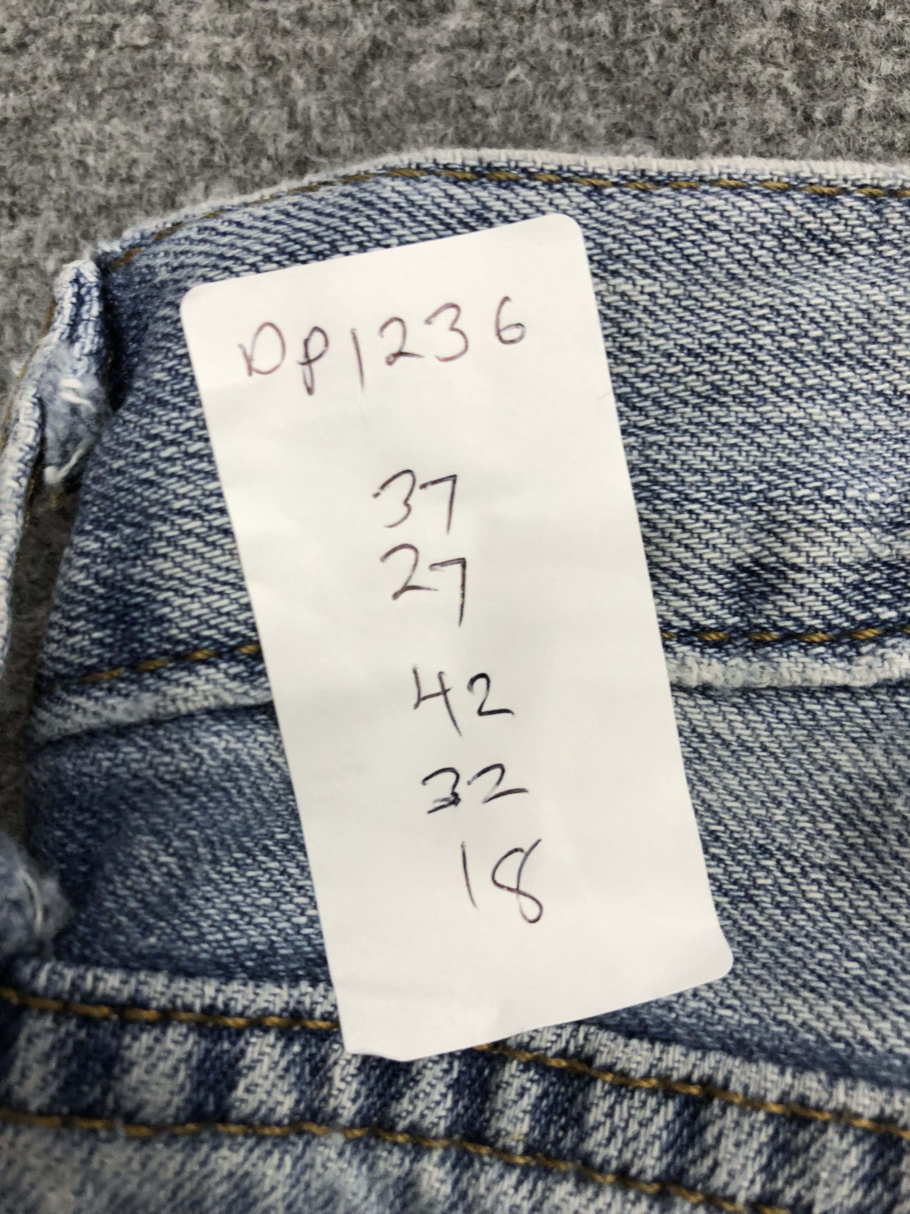 Levi's Vintage Levis 559 Light Wash Jeans DP1236 Size US 37 - 15 Thumbnail