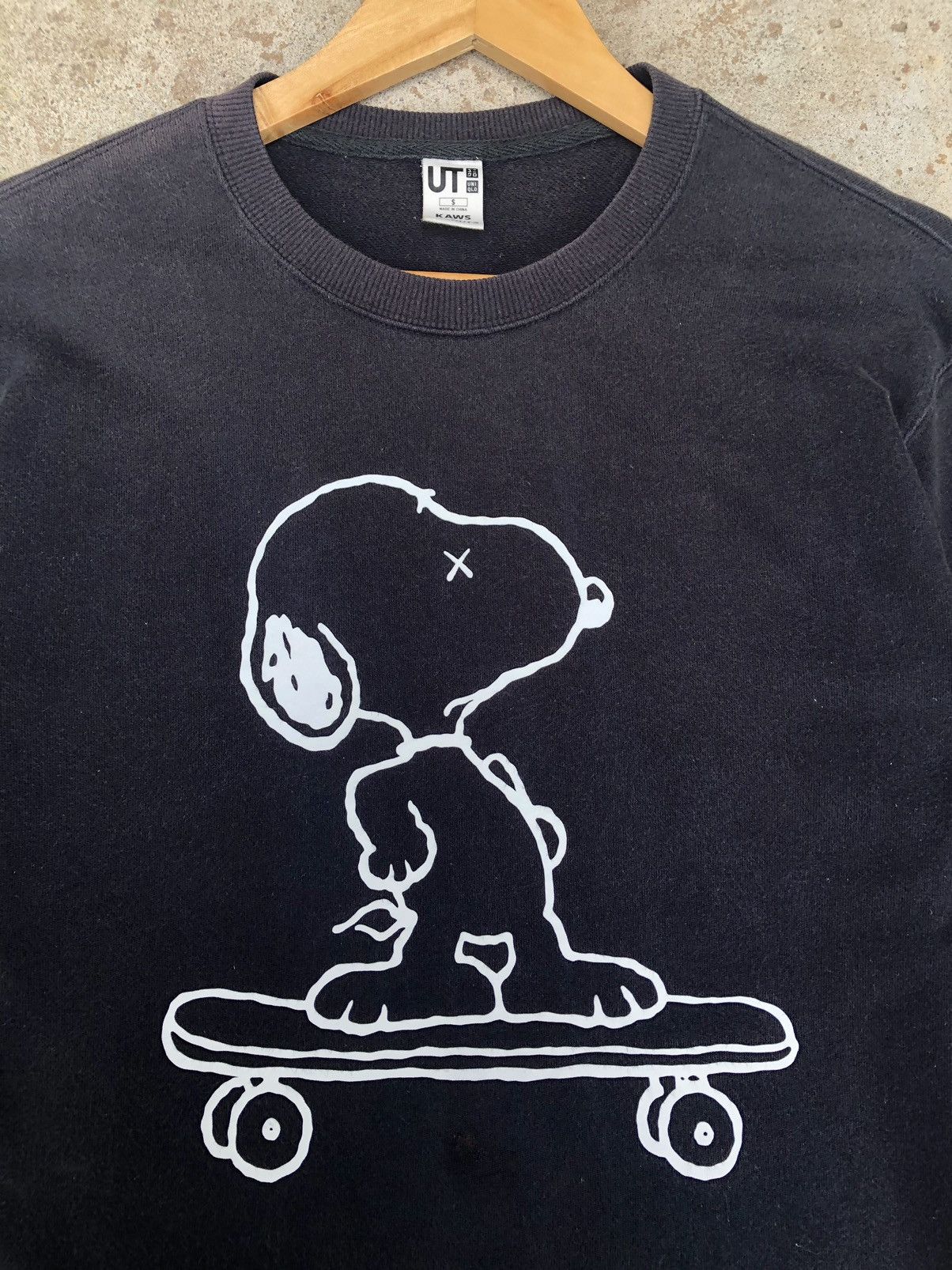 Kaws × Peanuts × Uniqlo KAWS X PEANUTS Snoopy sweatshirt Size US S / EU 44-46 / 1 - 4 Thumbnail