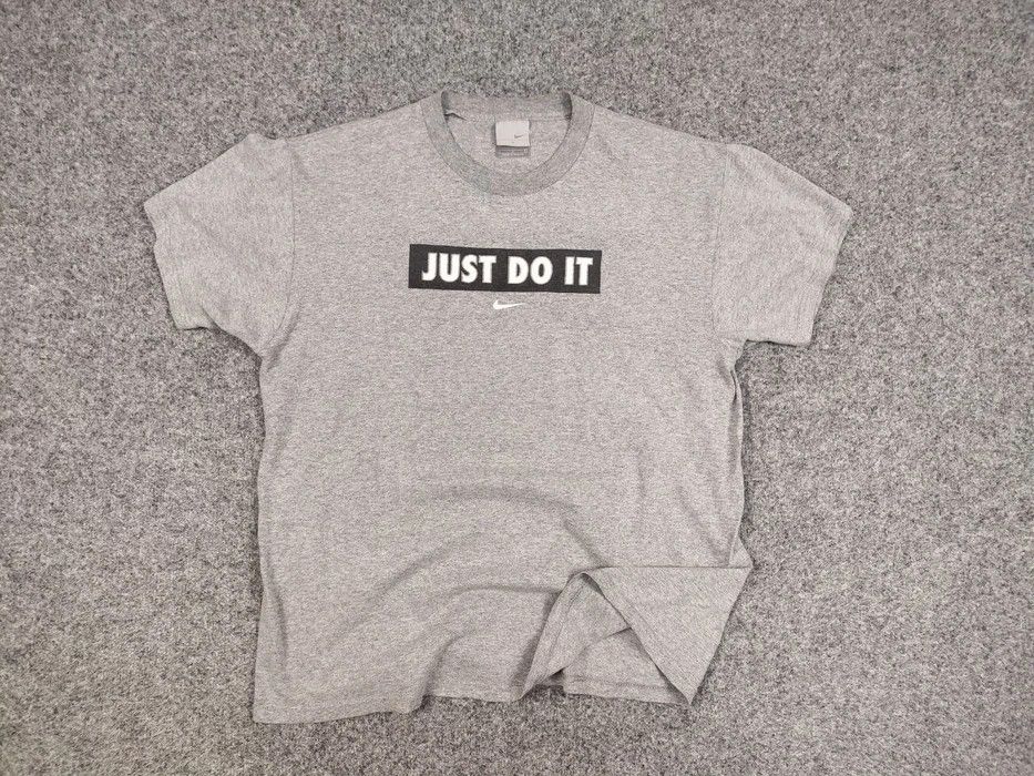 Nike Vintage 90's Nike Gray Center logo T Shirt Tee Size US L / EU 52-54 / 3 - 5 Thumbnail