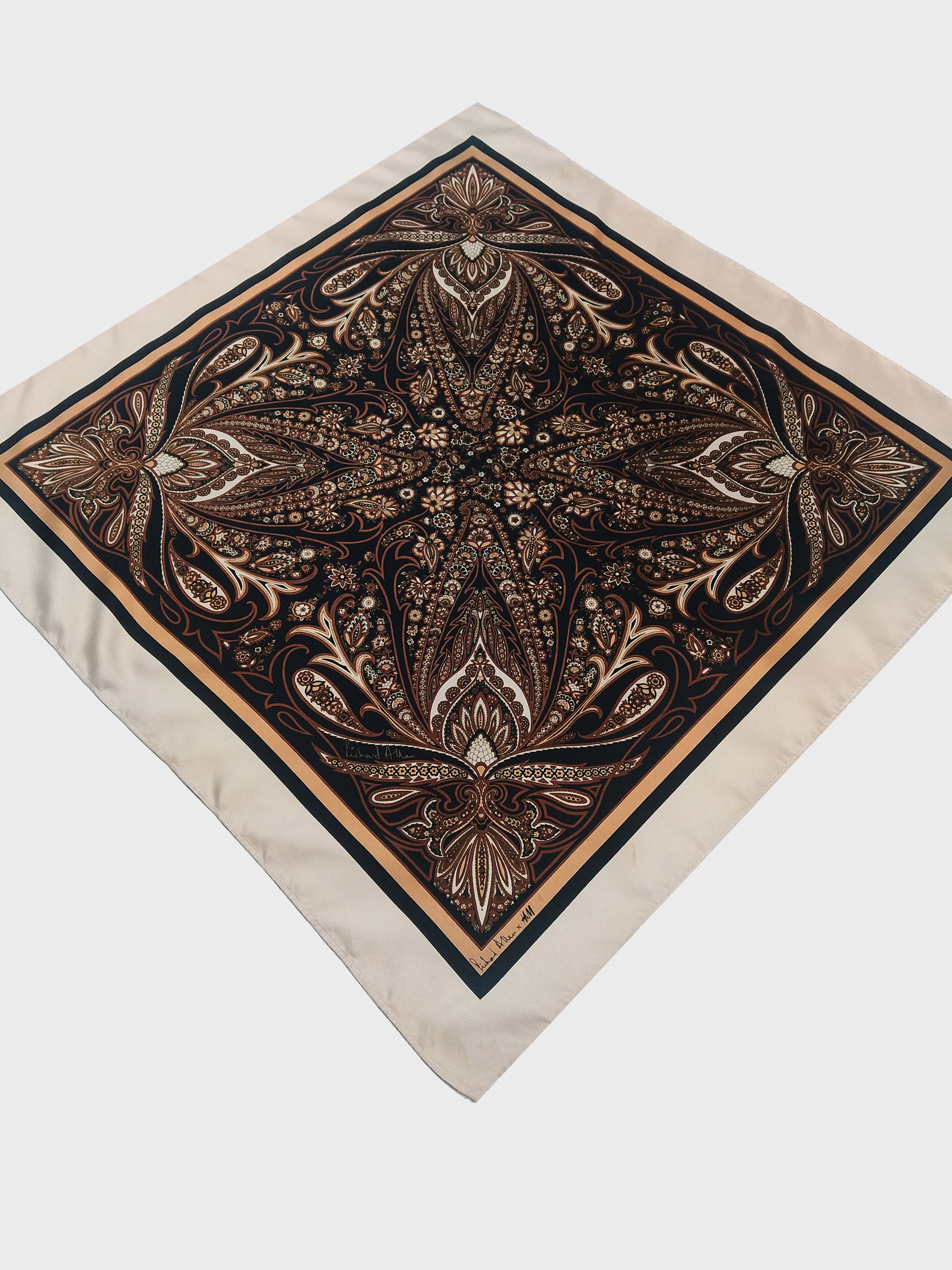 Designer × H&M Richard Allan x H&M. collectible signature scarf Size ONE SIZE - 3 Thumbnail