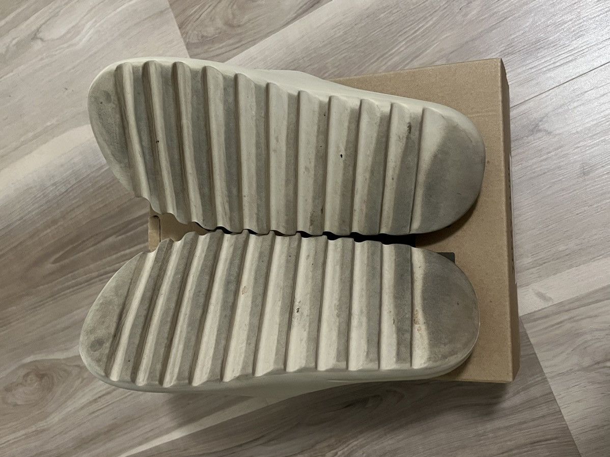 Adidas × Kanye West Yeezy Slides Bone Size US 9 / EU 42 - 6 Thumbnail