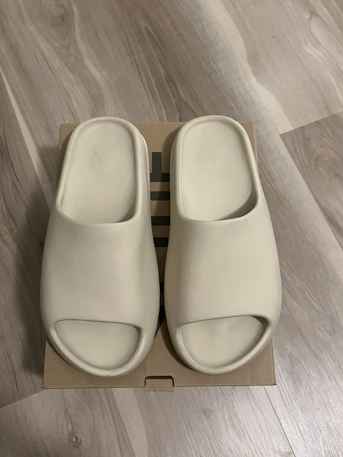 Adidas × Kanye West Yeezy Slides Bone Size US 9 / EU 42 - 2 Thumbnail