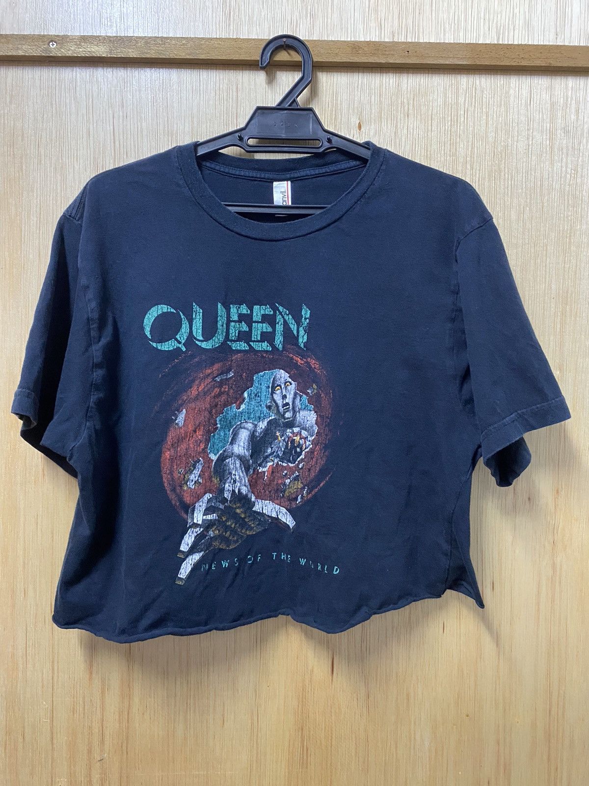 Band Tees × Vintage Queen Tour of The World Crop Tee Size US L / EU 52-54 / 3 - 1 Thumbnail
