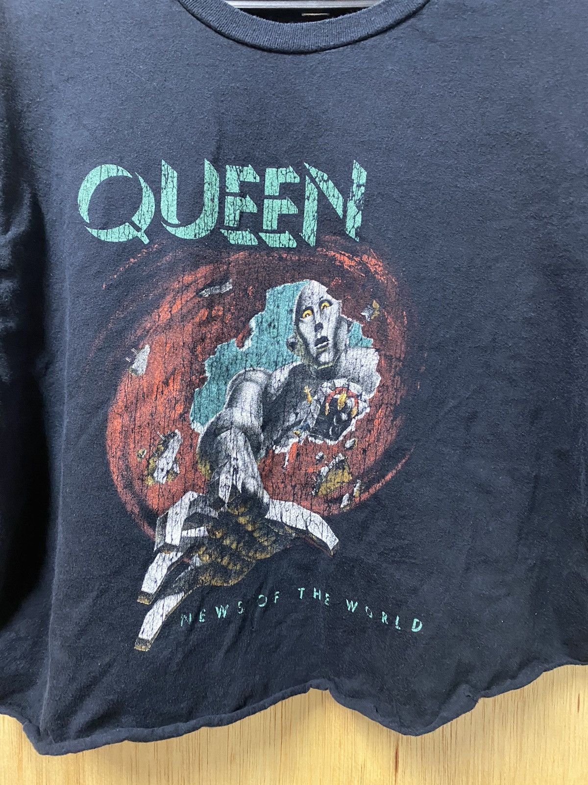 Band Tees × Vintage Queen Tour of The World Crop Tee Size US L / EU 52-54 / 3 - 4 Thumbnail