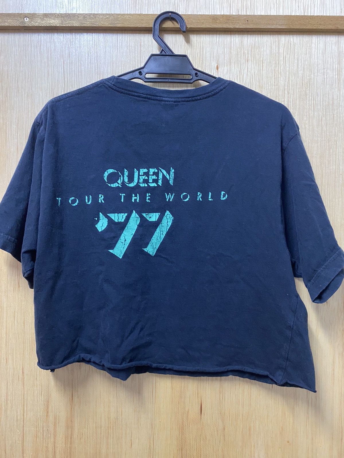 Band Tees × Vintage Queen Tour of The World Crop Tee Size US L / EU 52-54 / 3 - 6 Thumbnail