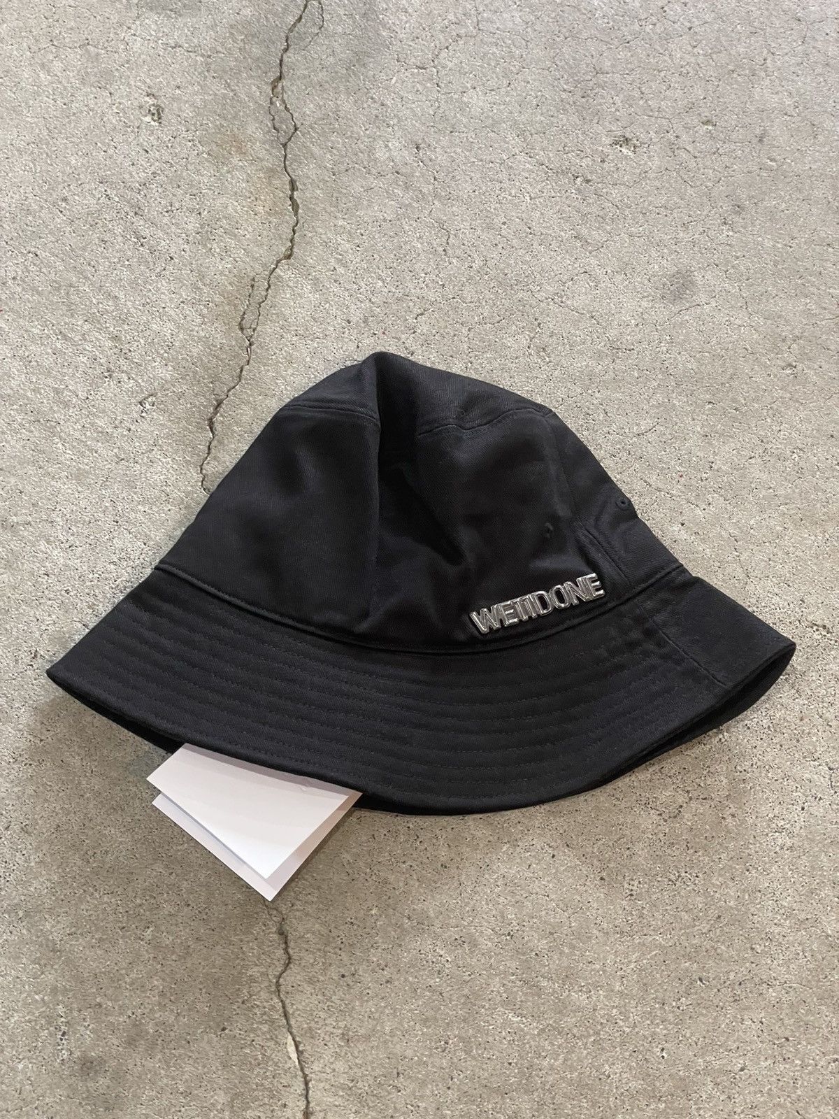 WE11DONE Metal Logo Bucket Hat