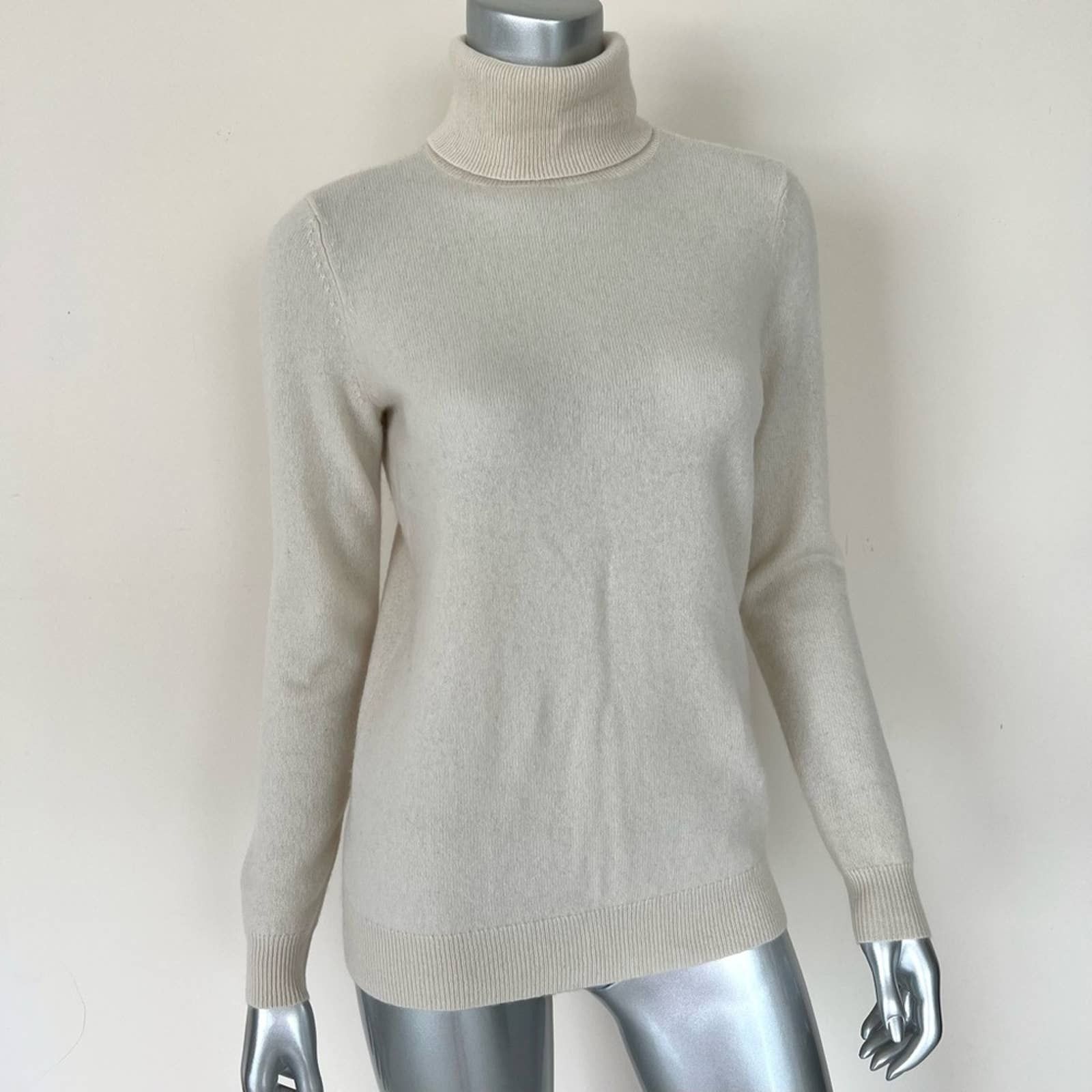 C by Bloomingdale’s cashmere sweater size S