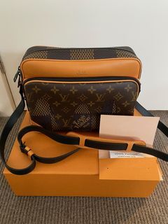 What fits in LOUIS VUITTON NIL MESSENGER