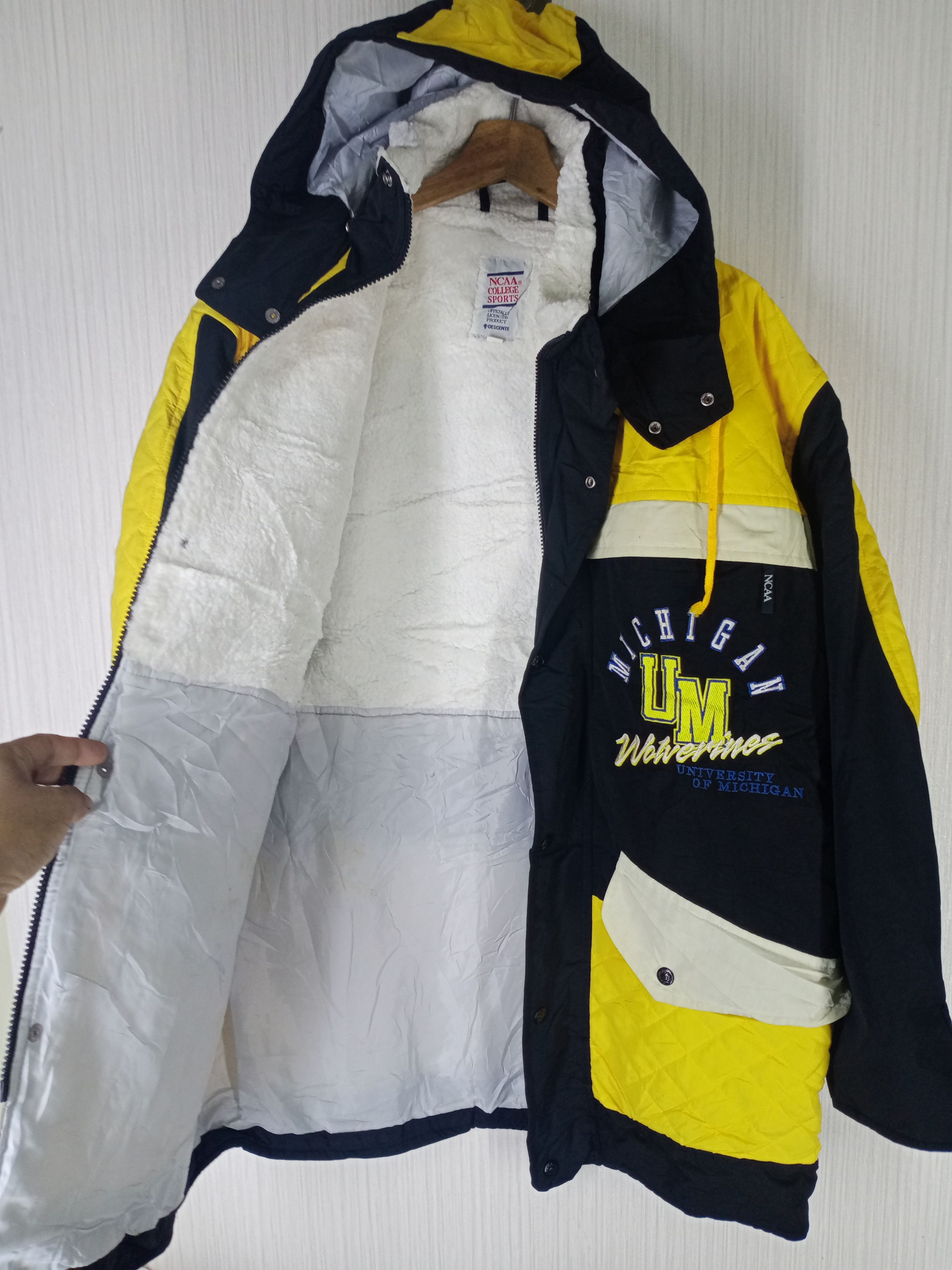NCAA Vintage University of Michigan Wolverines NCAA College Sport Size US L / EU 52-54 / 3 - 10 Thumbnail