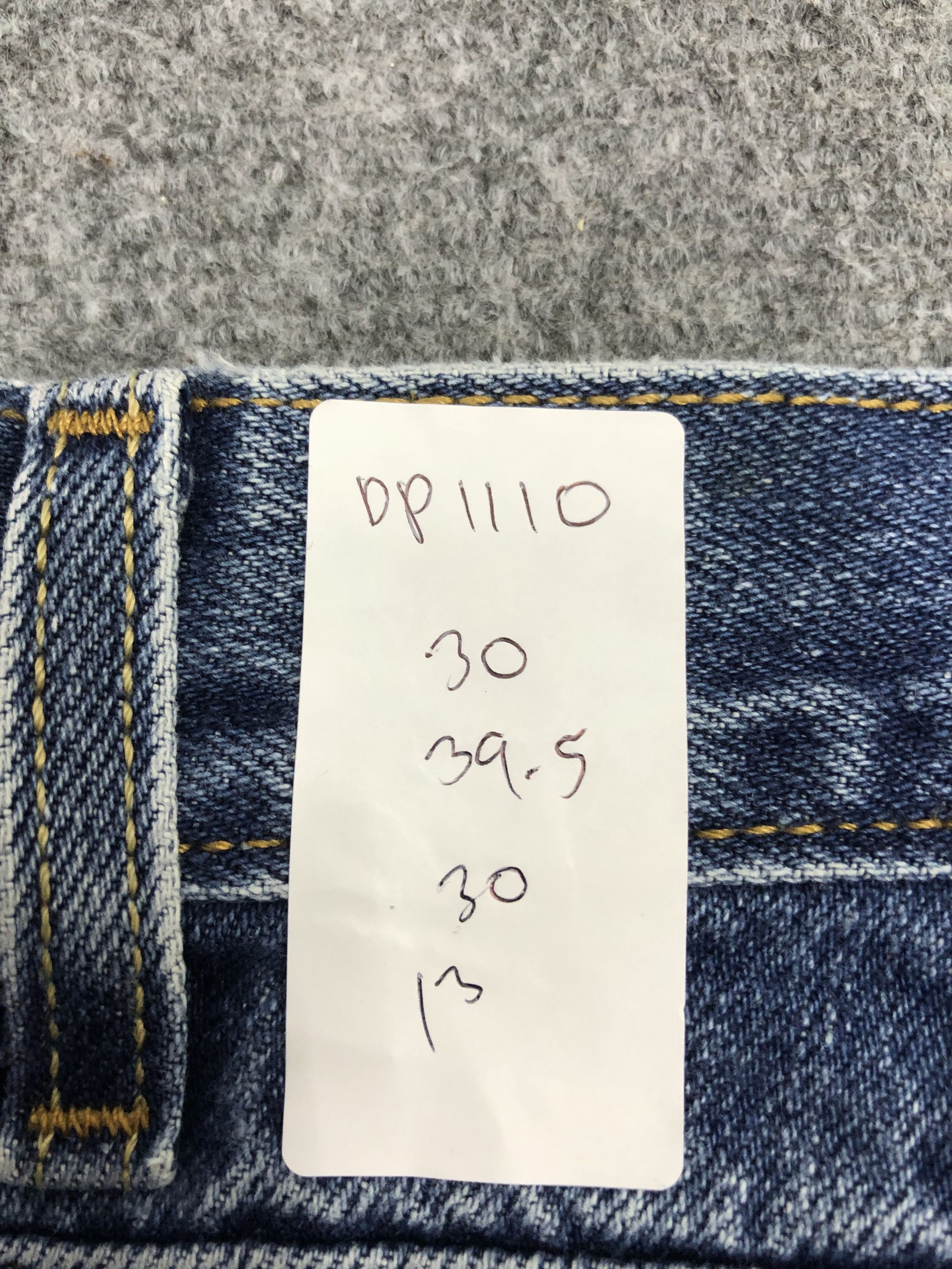 Levi's Vintage Levis 550 Relaxed Tapered Jeans DP1110 Size US 30 / EU 46 - 11 Thumbnail