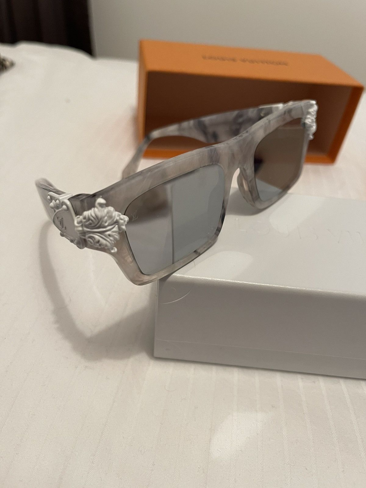 Louis Vuitton Louis Vuitton White Marble Montgomery Sunglasses Size ONE SIZE - 11 Thumbnail