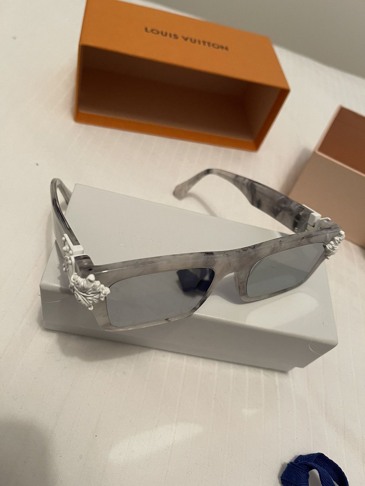 Louis Vuitton Louis Vuitton White Marble Montgomery Sunglasses Size ONE SIZE - 8 Thumbnail