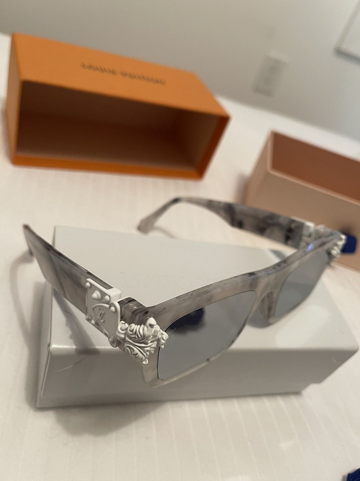 Louis Vuitton Louis Vuitton White Marble Montgomery Sunglasses Size ONE SIZE - 1 Thumbnail