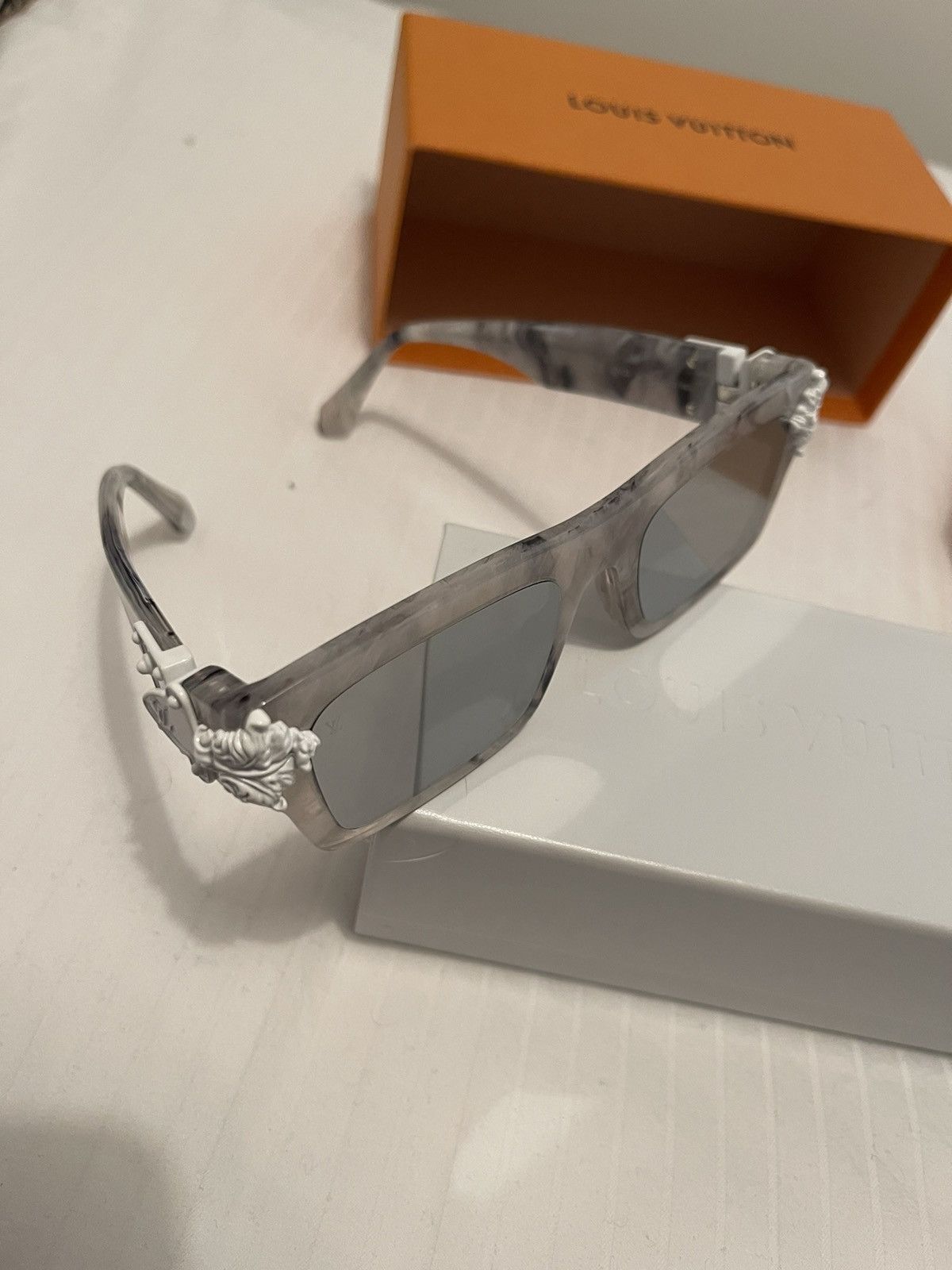 Louis Vuitton Louis Vuitton White Marble Montgomery Sunglasses Size ONE SIZE - 12 Thumbnail