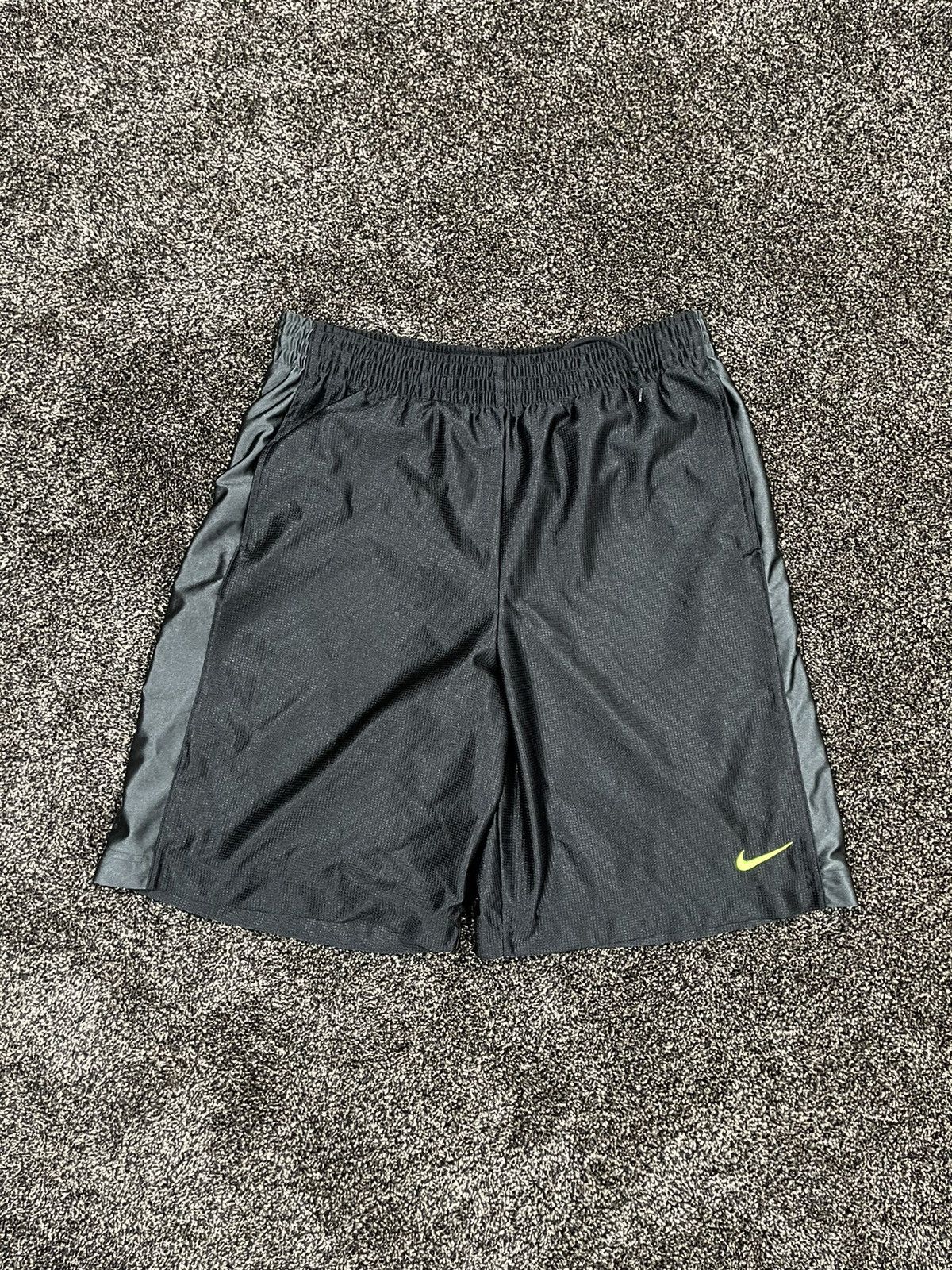 Nike Vintage Nike Black Basketball Shorts Size US 34 / EU 50 - 1 Thumbnail