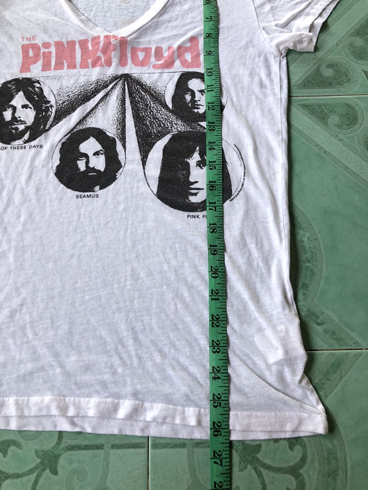Band Tees Pink Floyd One Of These Days Seamus Big Face Logo V Neck Size US S / EU 44-46 / 1 - 10 Thumbnail