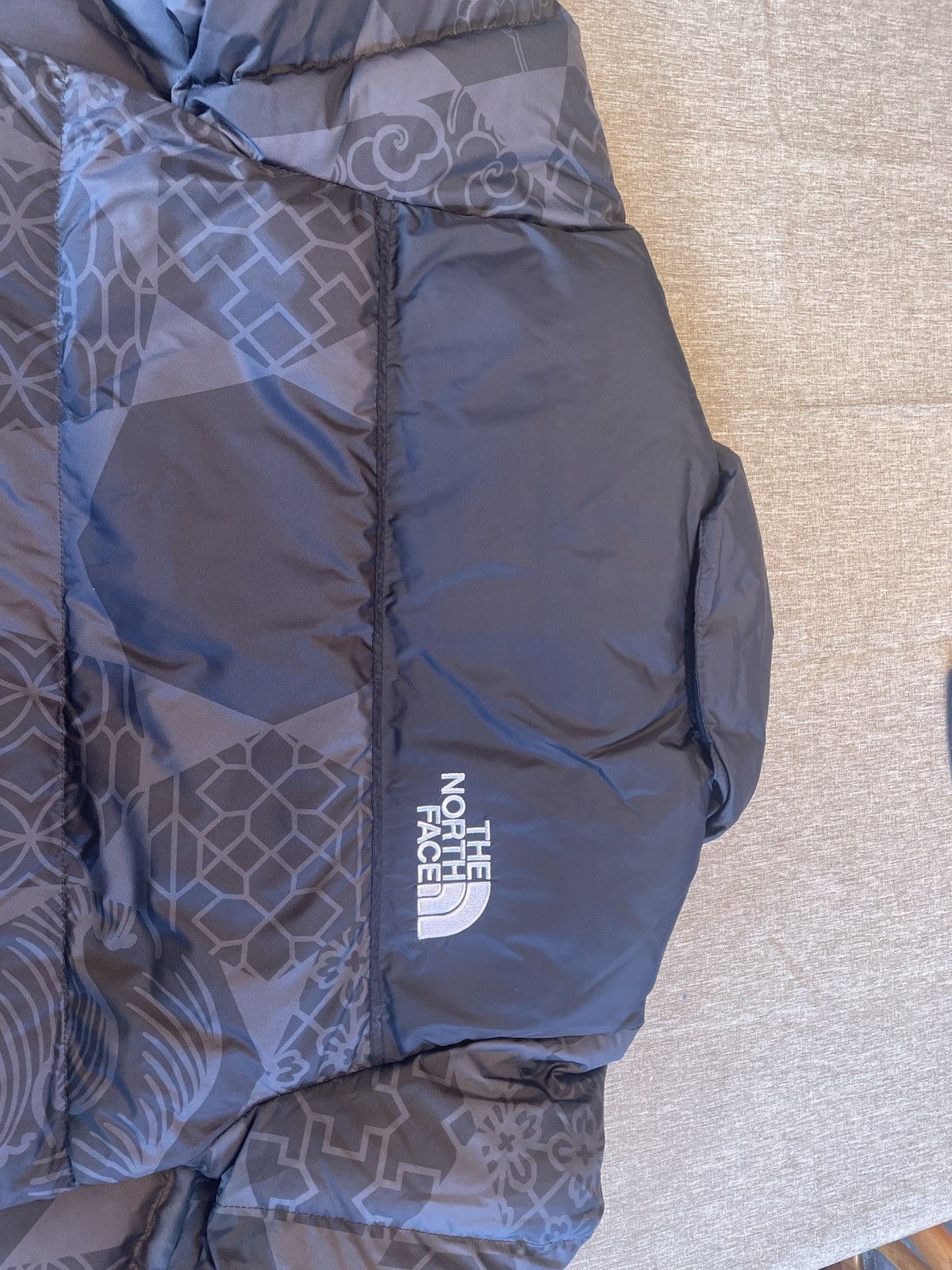 The North Face Womens XS Printed Nuptse Jacket Size XS / US 0-2 / IT 36-38 - 5 Thumbnail