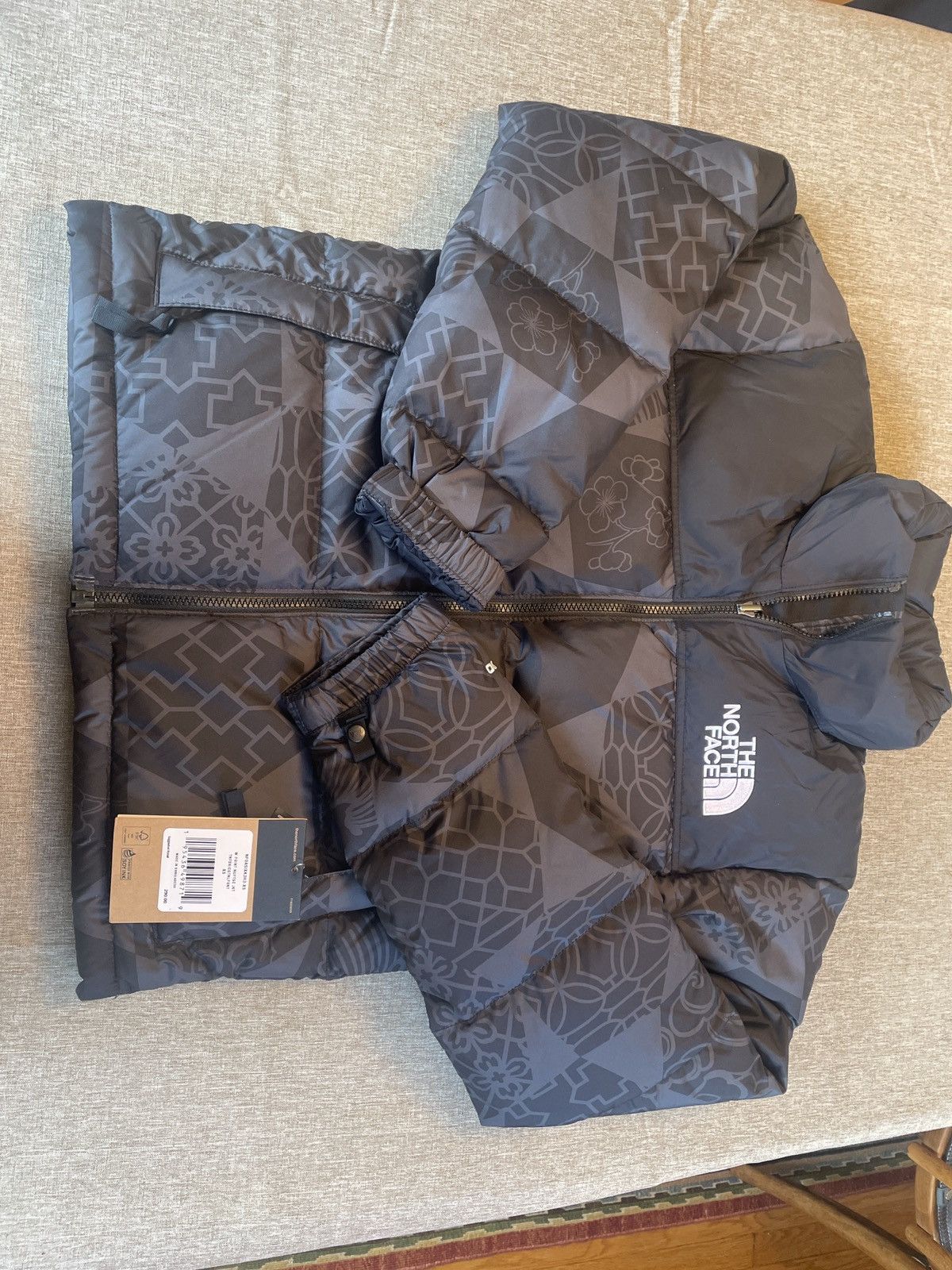 The North Face Womens XS Printed Nuptse Jacket Size XS / US 0-2 / IT 36-38 - 1 Thumbnail