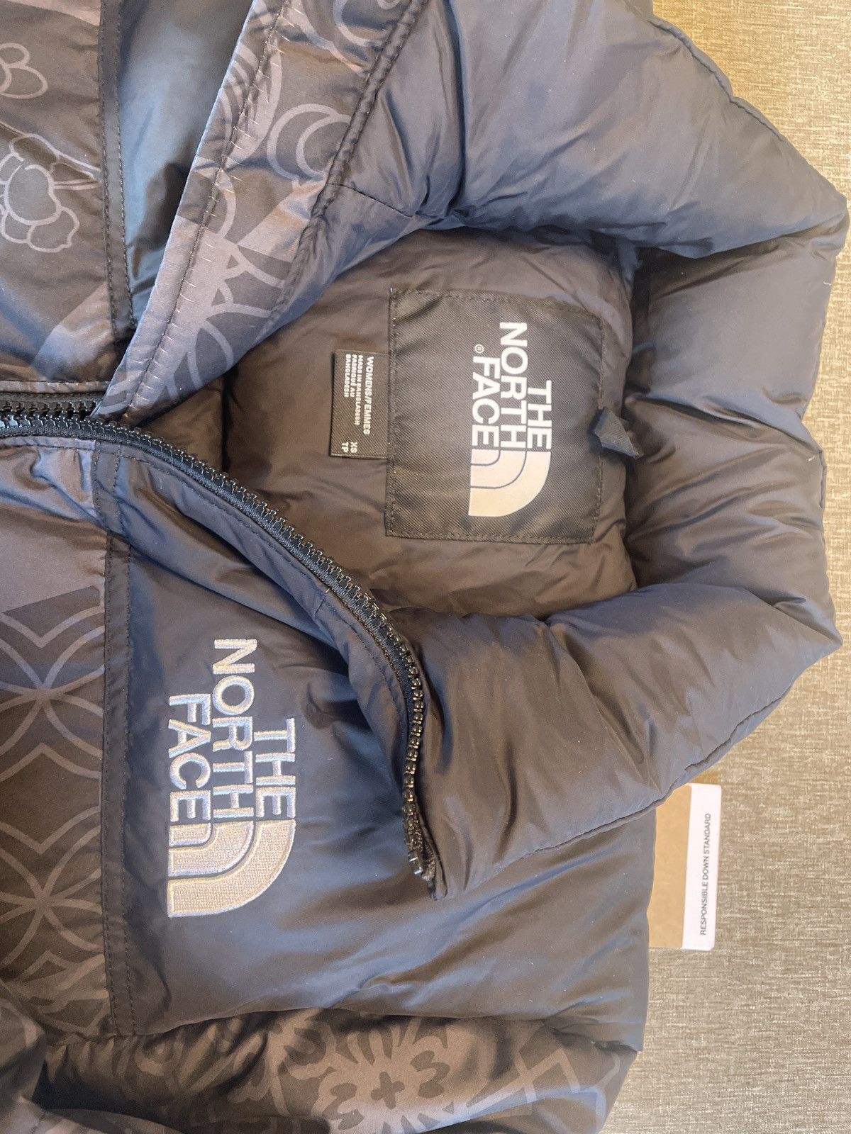 The North Face Womens XS Printed Nuptse Jacket Size XS / US 0-2 / IT 36-38 - 4 Thumbnail